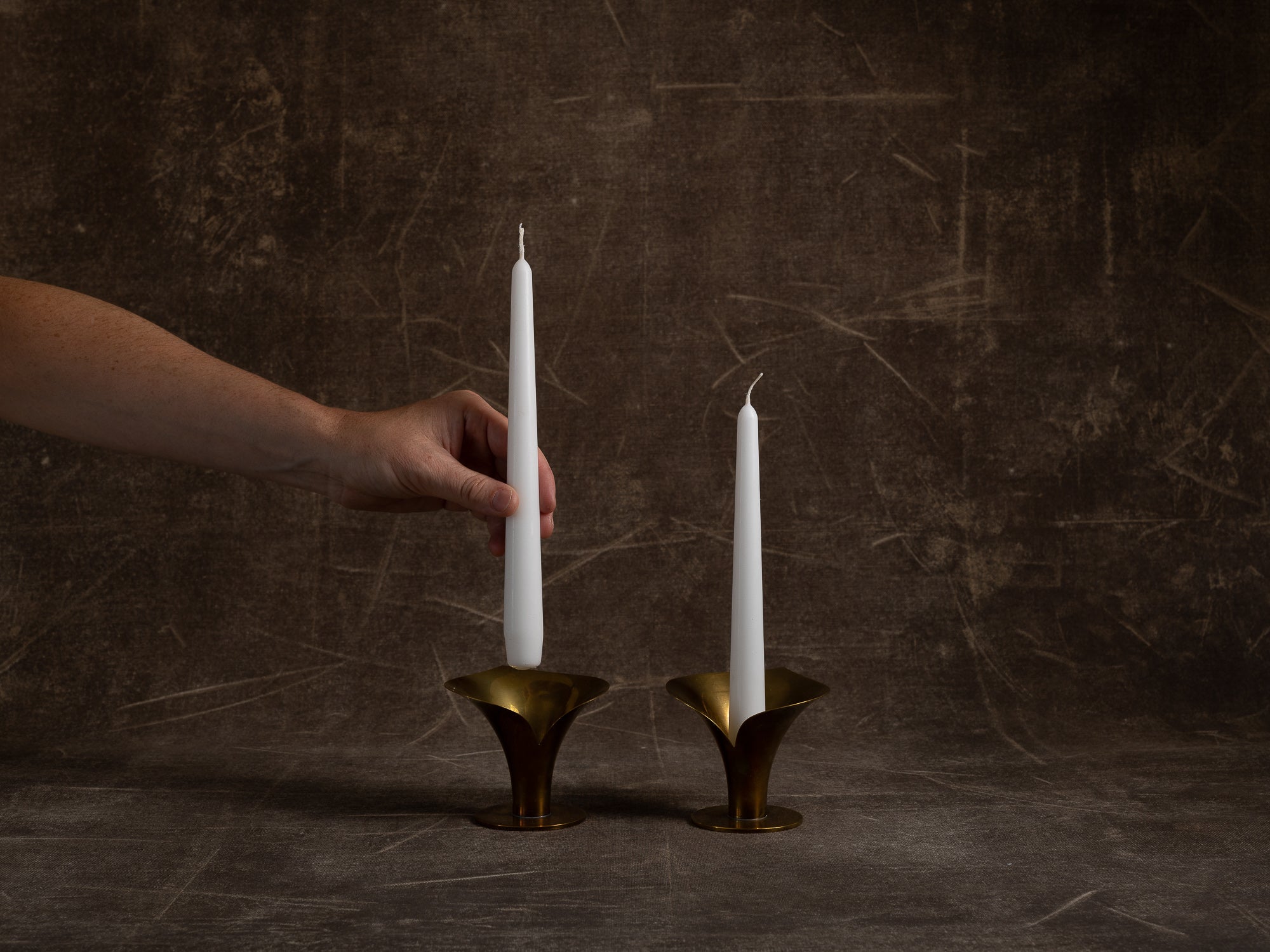 Paire de flambeaux corolle par Carl‑Einar Borgström pour Ystad Metall, Suède (vers 1939)..Set of 2 candle holders by Carl‑Einar Borgström for Ystad Metall, Sweden (circa 1960)