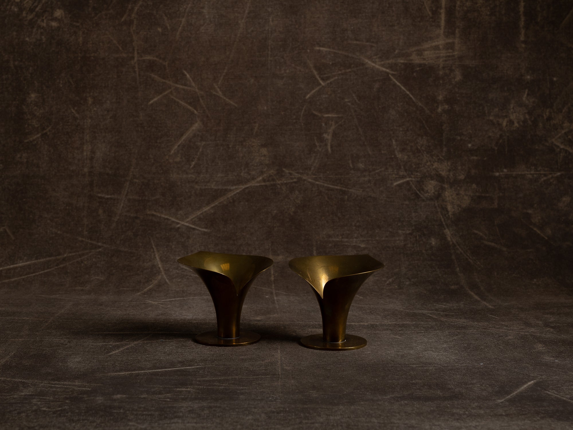 Paire de flambeaux corolle par Carl‑Einar Borgström pour Ystad Metall, Suède (vers 1939)..Set of 2 candle holders by Carl‑Einar Borgström for Ystad Metall, Sweden (circa 1960)