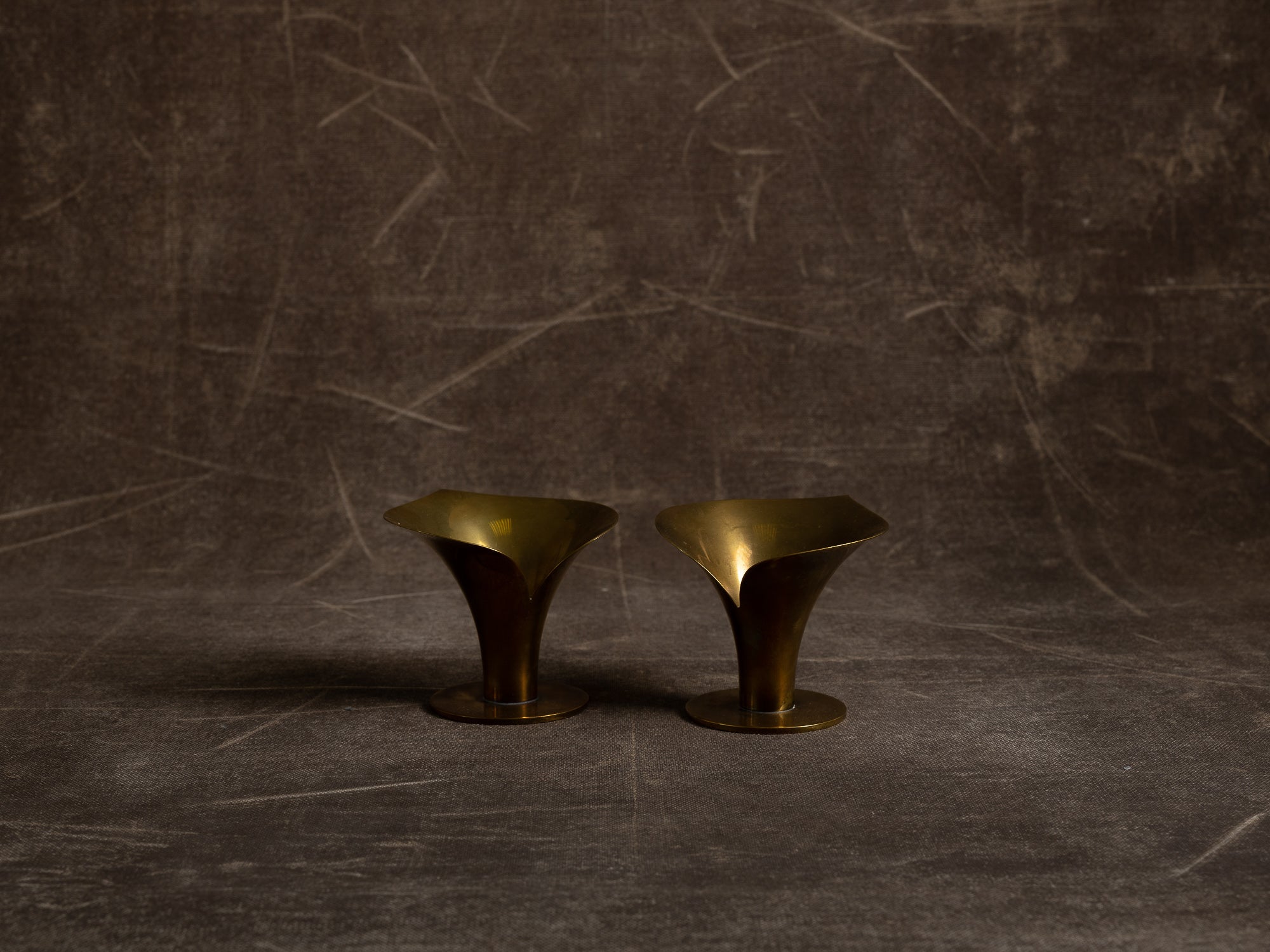 Paire de flambeaux corolle par Carl‑Einar Borgström pour Ystad Metall, Suède (vers 1939)..Set of 2 candle holders by Carl‑Einar Borgström for Ystad Metall, Sweden (circa 1960)
