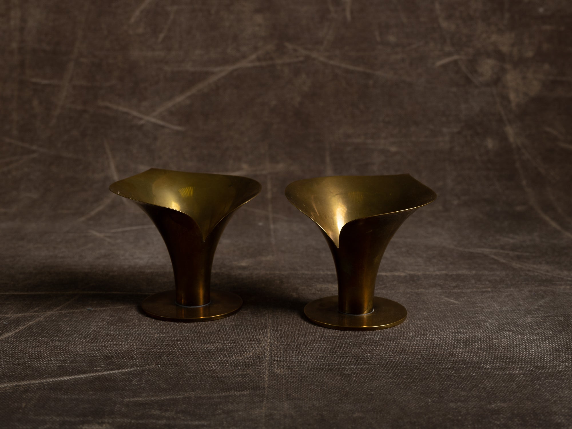 Paire de flambeaux corolle par Carl‑Einar Borgström pour Ystad Metall, Suède (vers 1939)..Set of 2 candle holders by Carl‑Einar Borgström for Ystad Metall, Sweden (circa 1960)