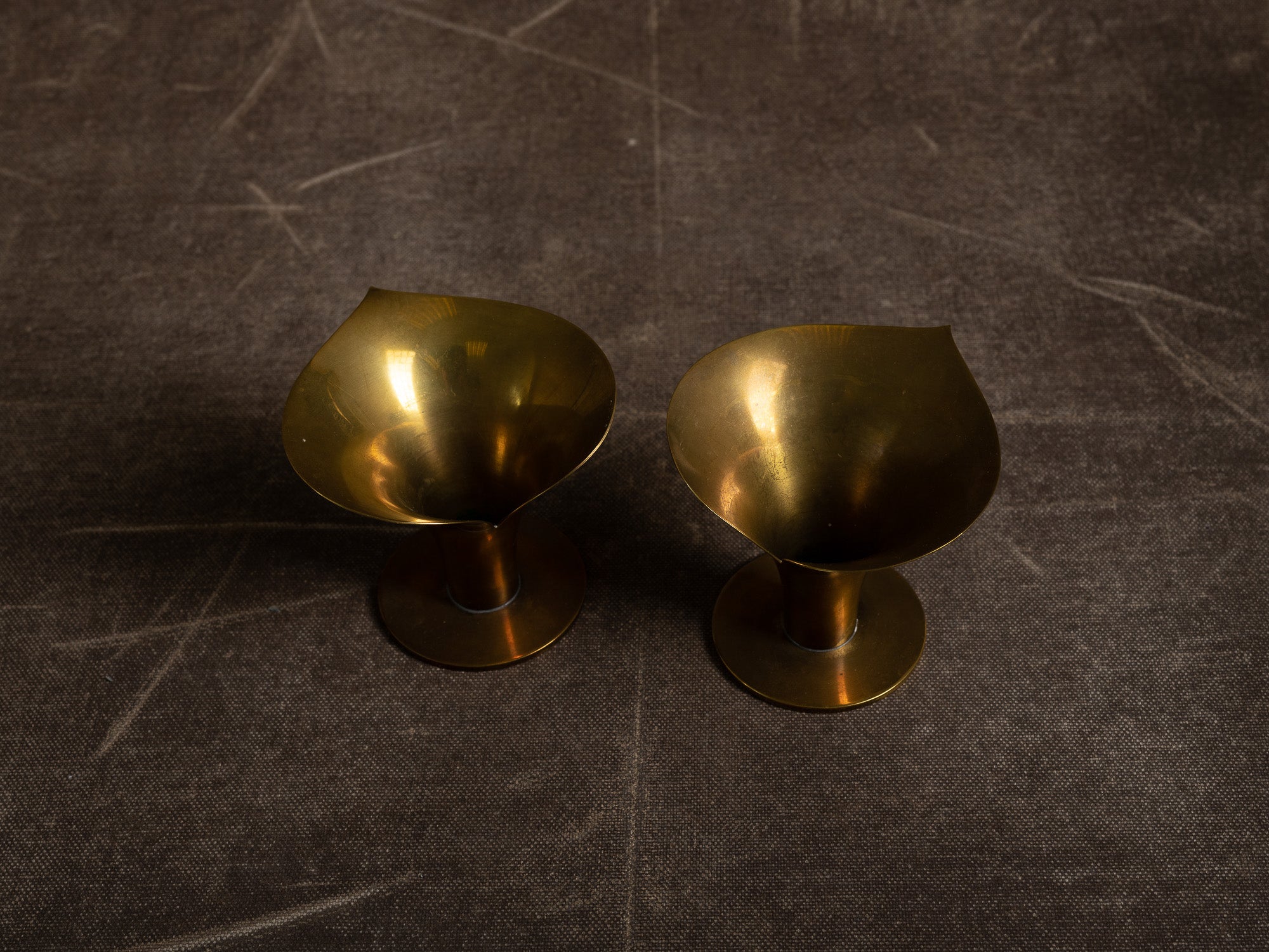 Paire de flambeaux corolle par Carl‑Einar Borgström pour Ystad Metall, Suède (vers 1939)..Set of 2 candle holders by Carl‑Einar Borgström for Ystad Metall, Sweden (circa 1960)