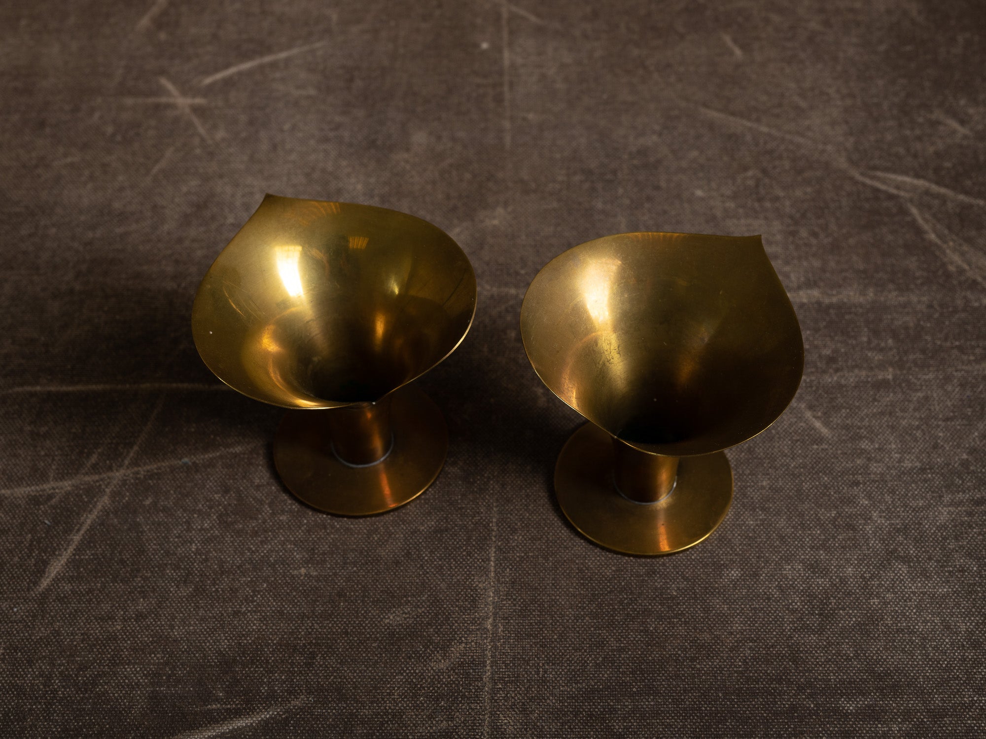 Paire de flambeaux corolle par Carl‑Einar Borgström pour Ystad Metall, Suède (vers 1939)..Set of 2 candle holders by Carl‑Einar Borgström for Ystad Metall, Sweden (circa 1960)
