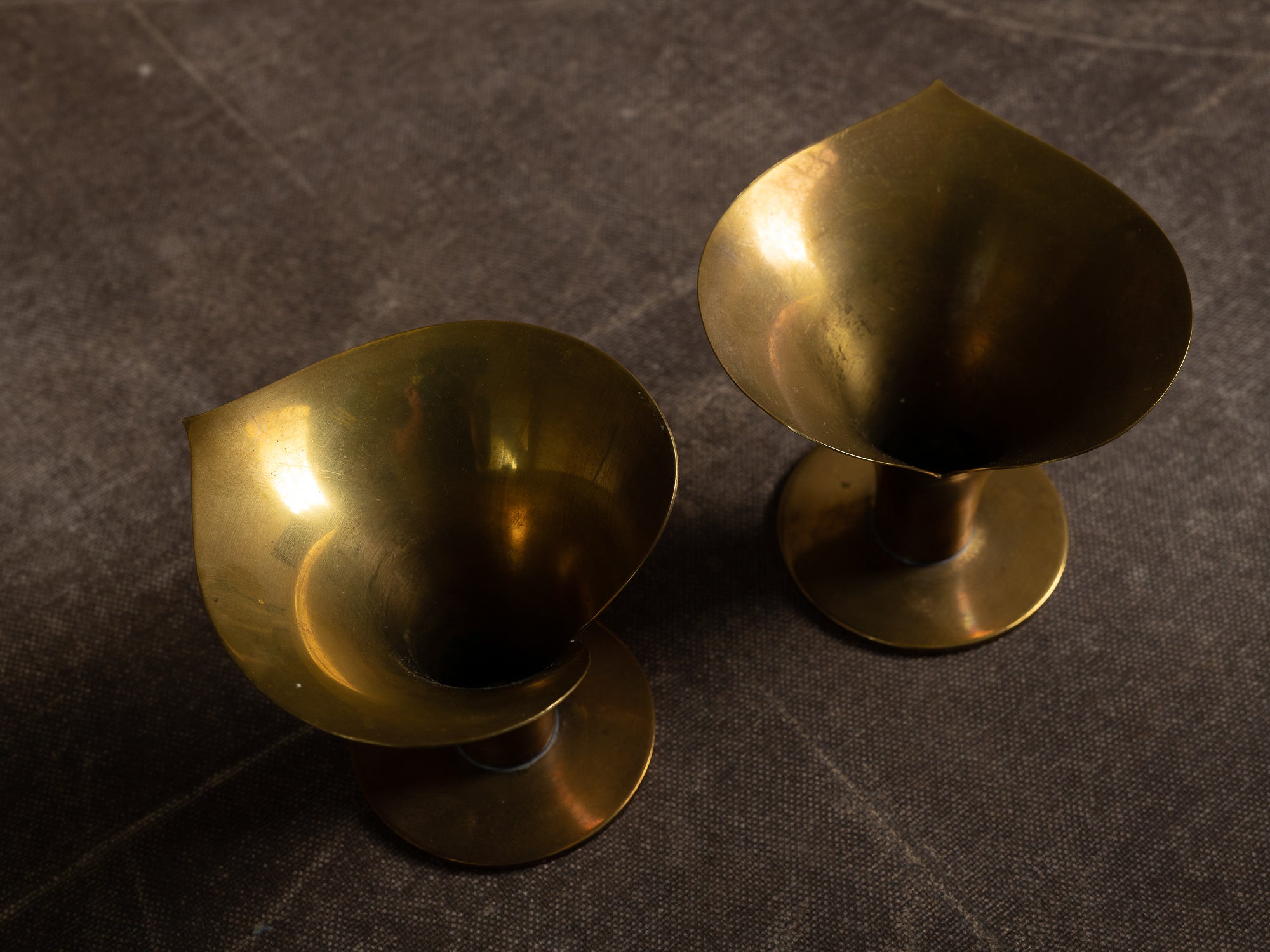 Paire de flambeaux corolle par Carl‑Einar Borgström pour Ystad Metall, Suède (vers 1939)..Set of 2 candle holders by Carl‑Einar Borgström for Ystad Metall, Sweden (circa 1960)