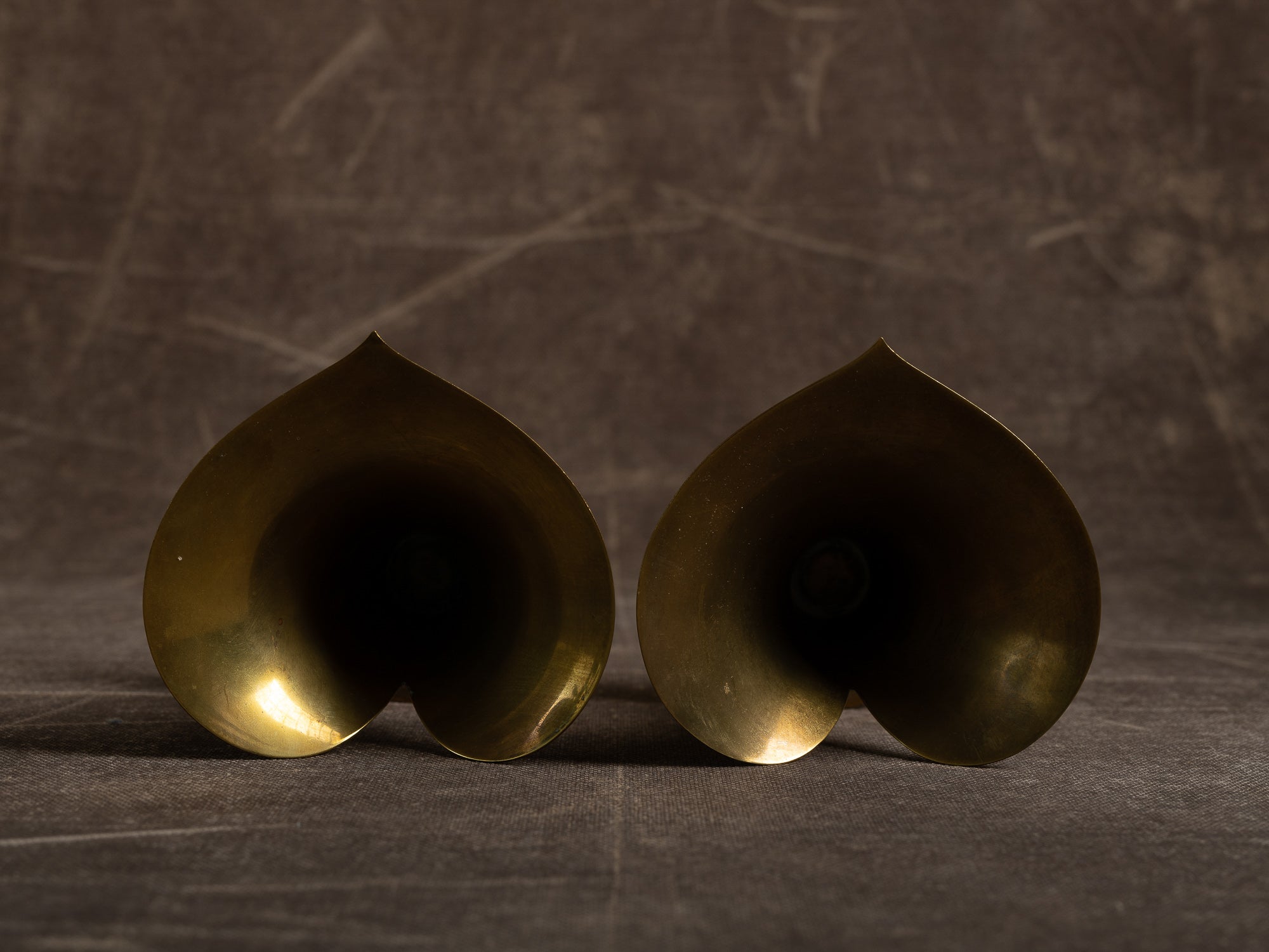 Paire de flambeaux corolle par Carl‑Einar Borgström pour Ystad Metall, Suède (vers 1939)..Set of 2 candle holders by Carl‑Einar Borgström for Ystad Metall, Sweden (circa 1960)