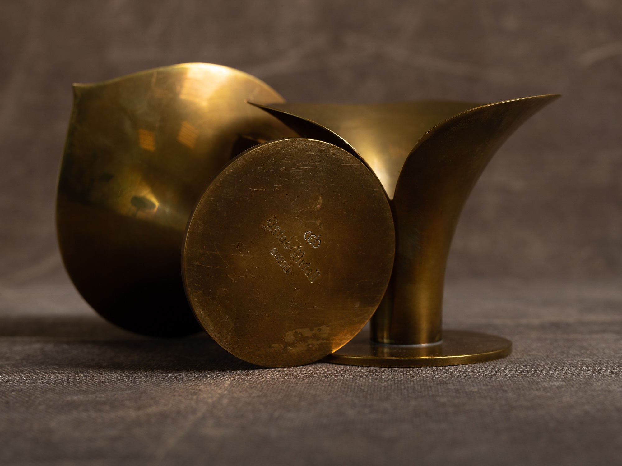 Paire de flambeaux corolle par Carl‑Einar Borgström pour Ystad Metall, Suède (vers 1939)..Set of 2 candle holders by Carl‑Einar Borgström for Ystad Metall, Sweden (circa 1960)