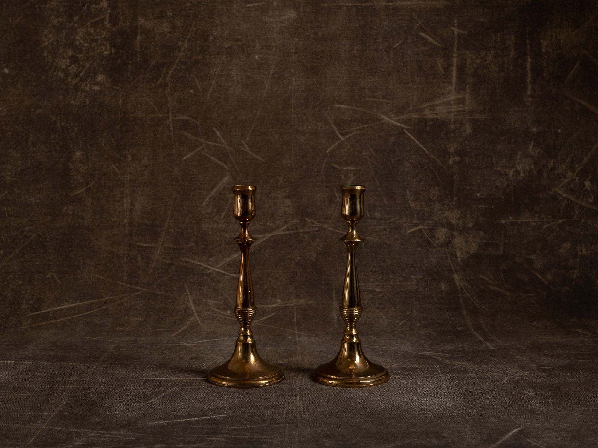 Paire de flambeaux néo‑gustavien par Gunnar Ander pour Ystad Metall, Suède (vers 1960)..Set of 2 neo gustavian candle holders by Gunnar Ander for Ystad Metall, Sweden (circa 1960)