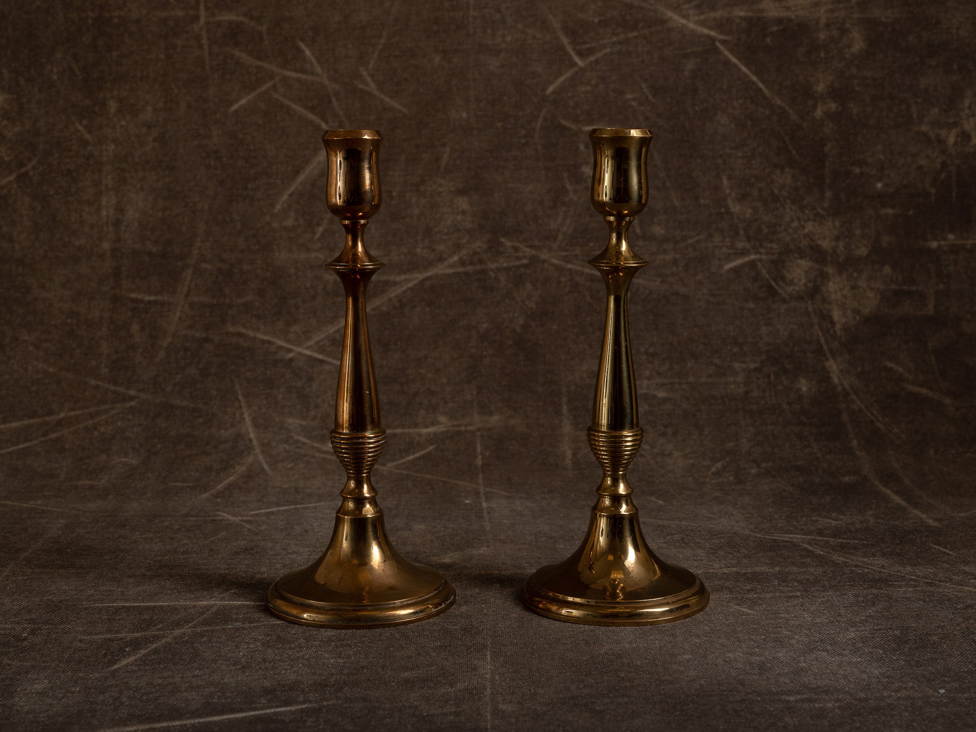 Paire de flambeaux néo‑gustavien par Gunnar Ander pour Ystad Metall, Suède (vers 1960)..Set of 2 neo gustavian candle holders by Gunnar Ander for Ystad Metall, Sweden (circa 1960)