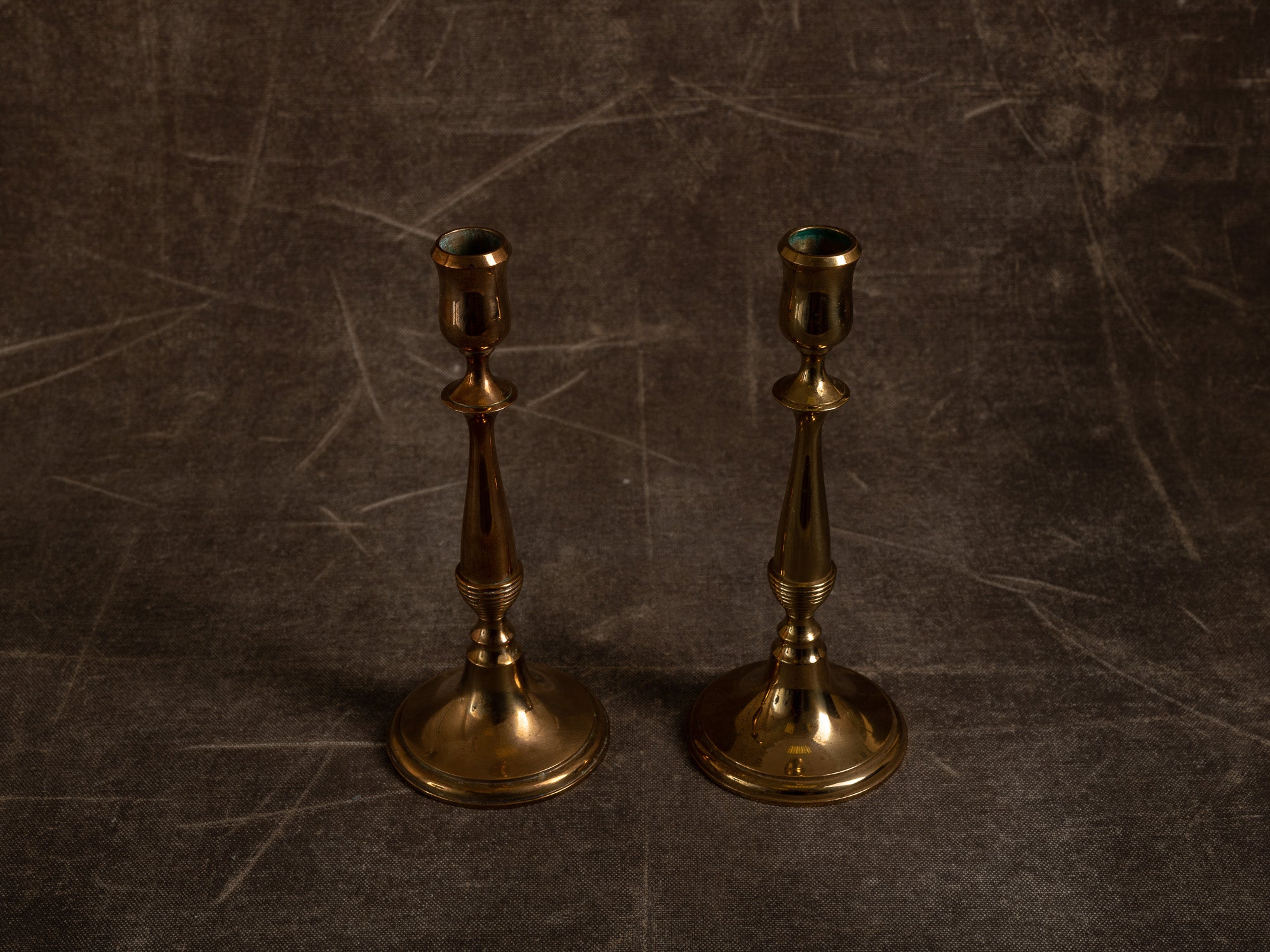 Paire de flambeaux néo‑gustavien par Gunnar Ander pour Ystad Metall, Suède (vers 1960)..Set of 2 neo gustavian candle holders by Gunnar Ander for Ystad Metall, Sweden (circa 1960)