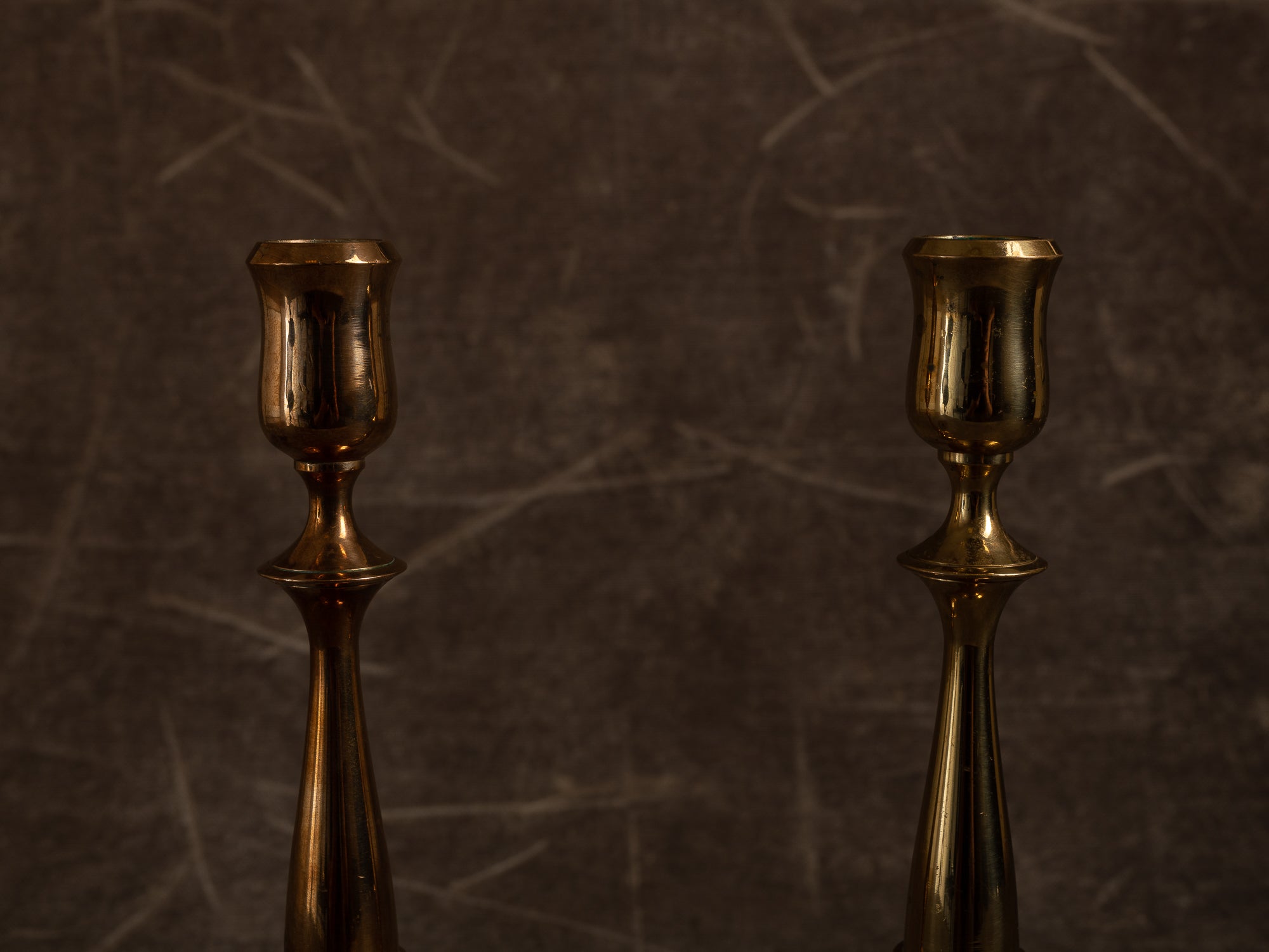 Paire de flambeaux néo‑gustavien par Gunnar Ander pour Ystad Metall, Suède (vers 1960)..Set of 2 neo gustavian candle holders by Gunnar Ander for Ystad Metall, Sweden (circa 1960)