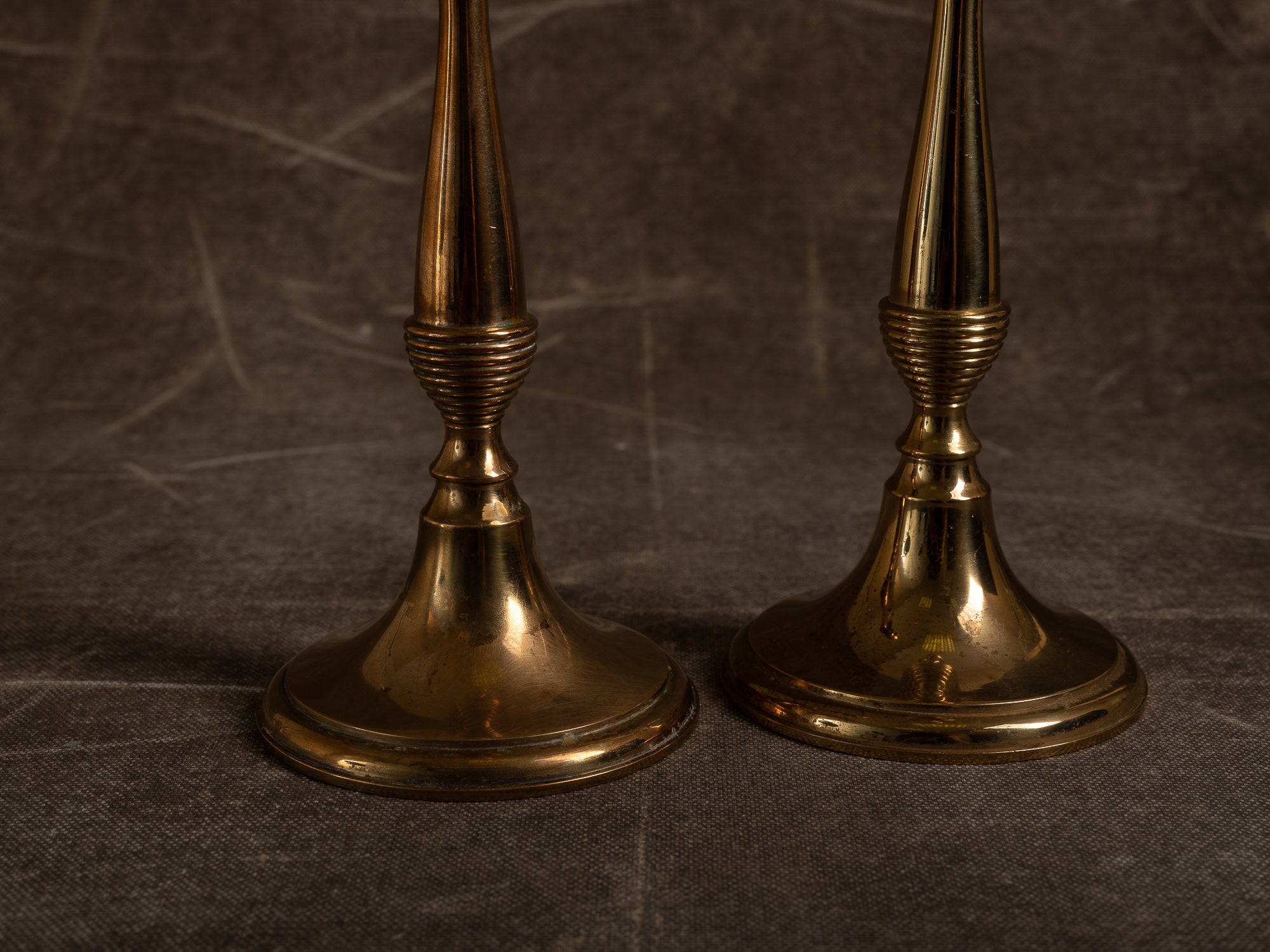 Paire de flambeaux néo‑gustavien par Gunnar Ander pour Ystad Metall, Suède (vers 1960)..Set of 2 neo gustavian candle holders by Gunnar Ander for Ystad Metall, Sweden (circa 1960)