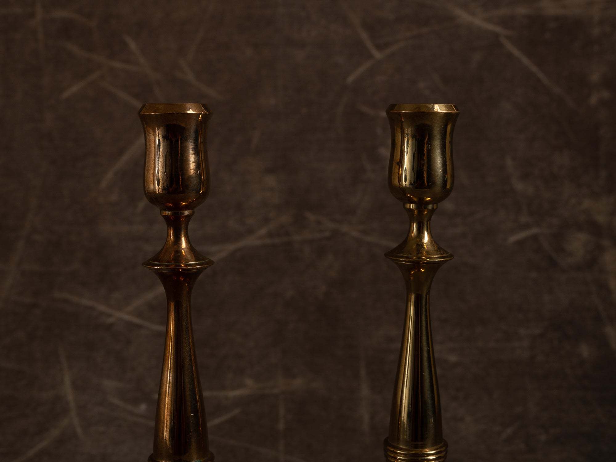Paire de flambeaux néo‑gustavien par Gunnar Ander pour Ystad Metall, Suède (vers 1960)..Set of 2 neo gustavian candle holders by Gunnar Ander for Ystad Metall, Sweden (circa 1960)