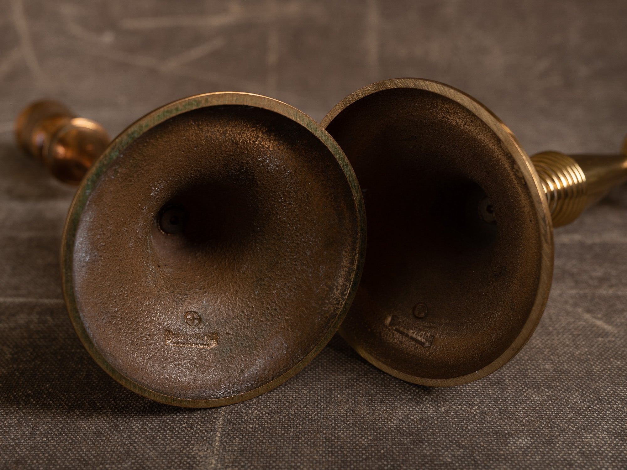 Paire de flambeaux néo‑gustavien par Gunnar Ander pour Ystad Metall, Suède (vers 1960)..Set of 2 neo gustavian candle holders by Gunnar Ander for Ystad Metall, Sweden (circa 1960)