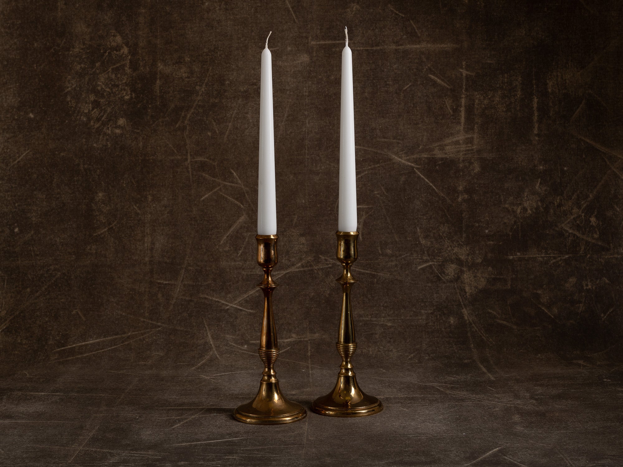 Paire de flambeaux néo‑gustavien par Gunnar Ander pour Ystad Metall, Suède (vers 1960)..Set of 2 neo gustavian candle holders by Gunnar Ander for Ystad Metall, Sweden (circa 1960)