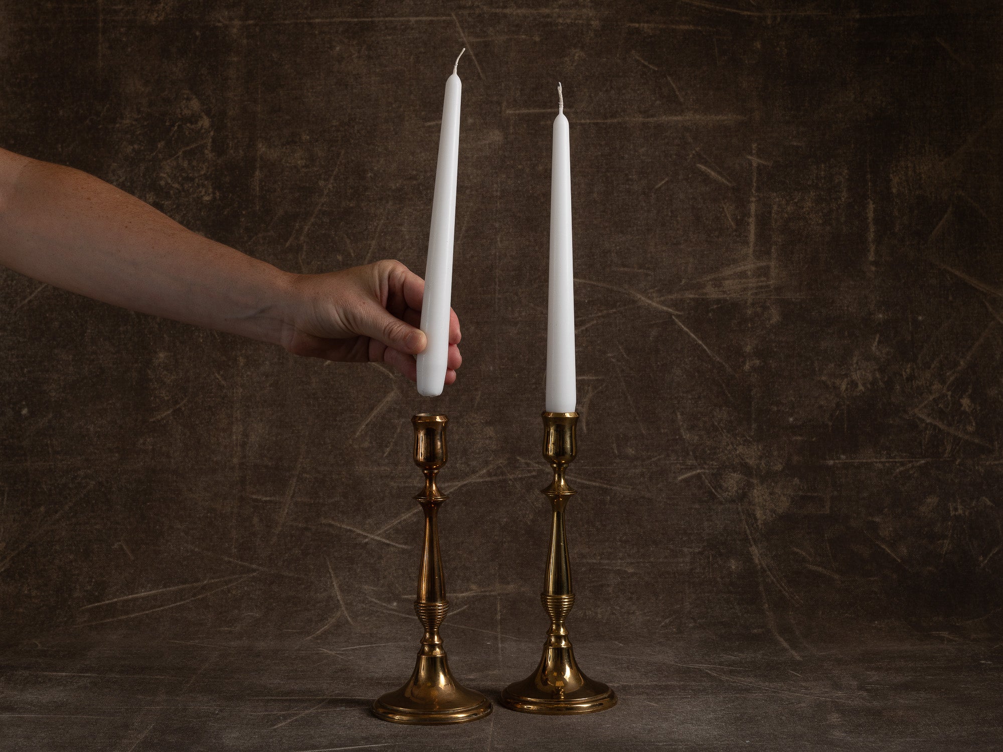 Paire de flambeaux néo‑gustavien par Gunnar Ander pour Ystad Metall, Suède (vers 1960)..Set of 2 neo gustavian candle holders by Gunnar Ander for Ystad Metall, Sweden (circa 1960)