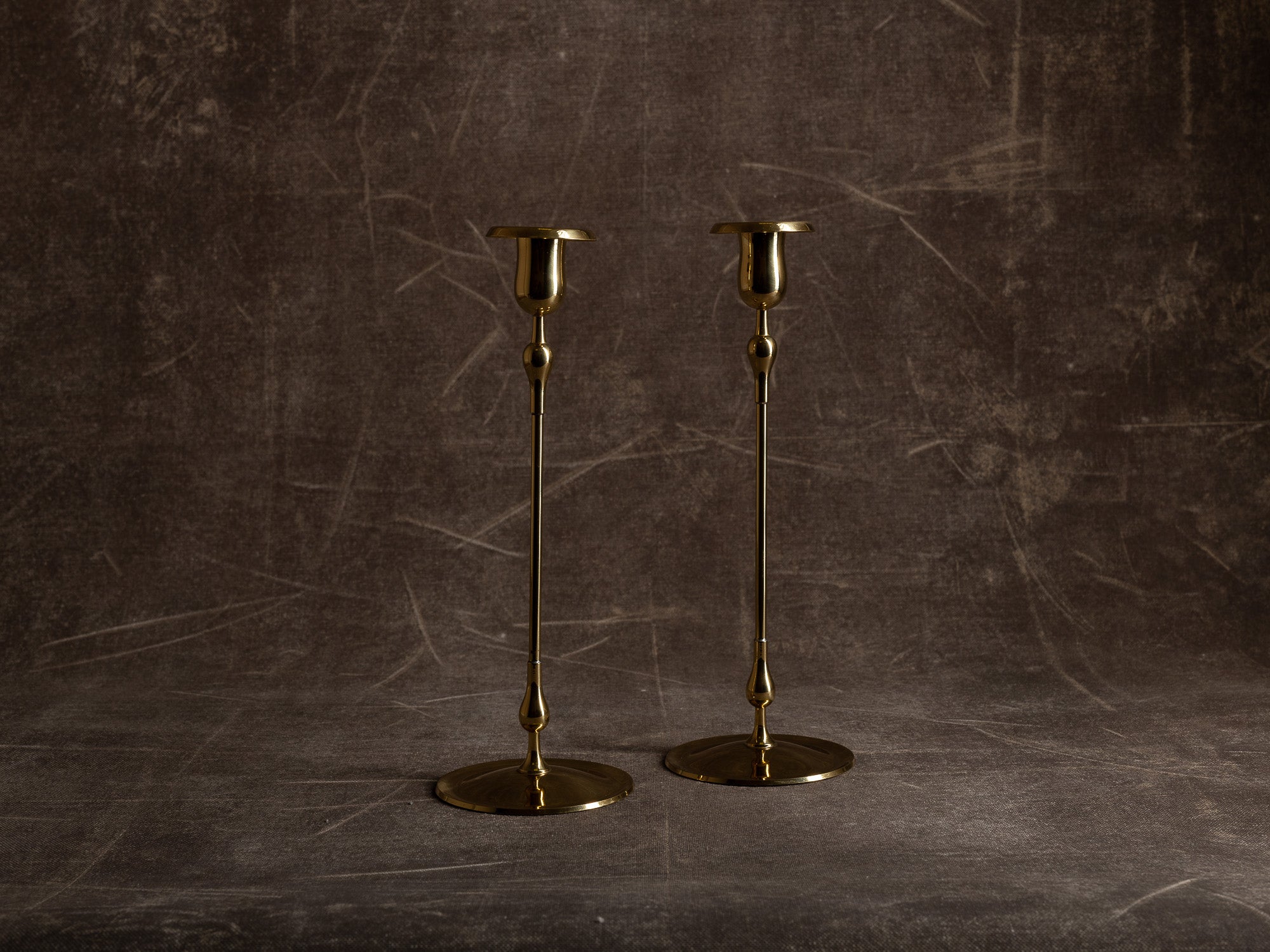 Paire de hauts flambeaux par Gunnar Ander pour Ystad Metall, Suède (vers 1960)..Huge set of 2 candle holders by Gunnar Ander for Ystad Metall, Sweden (circa 1960)