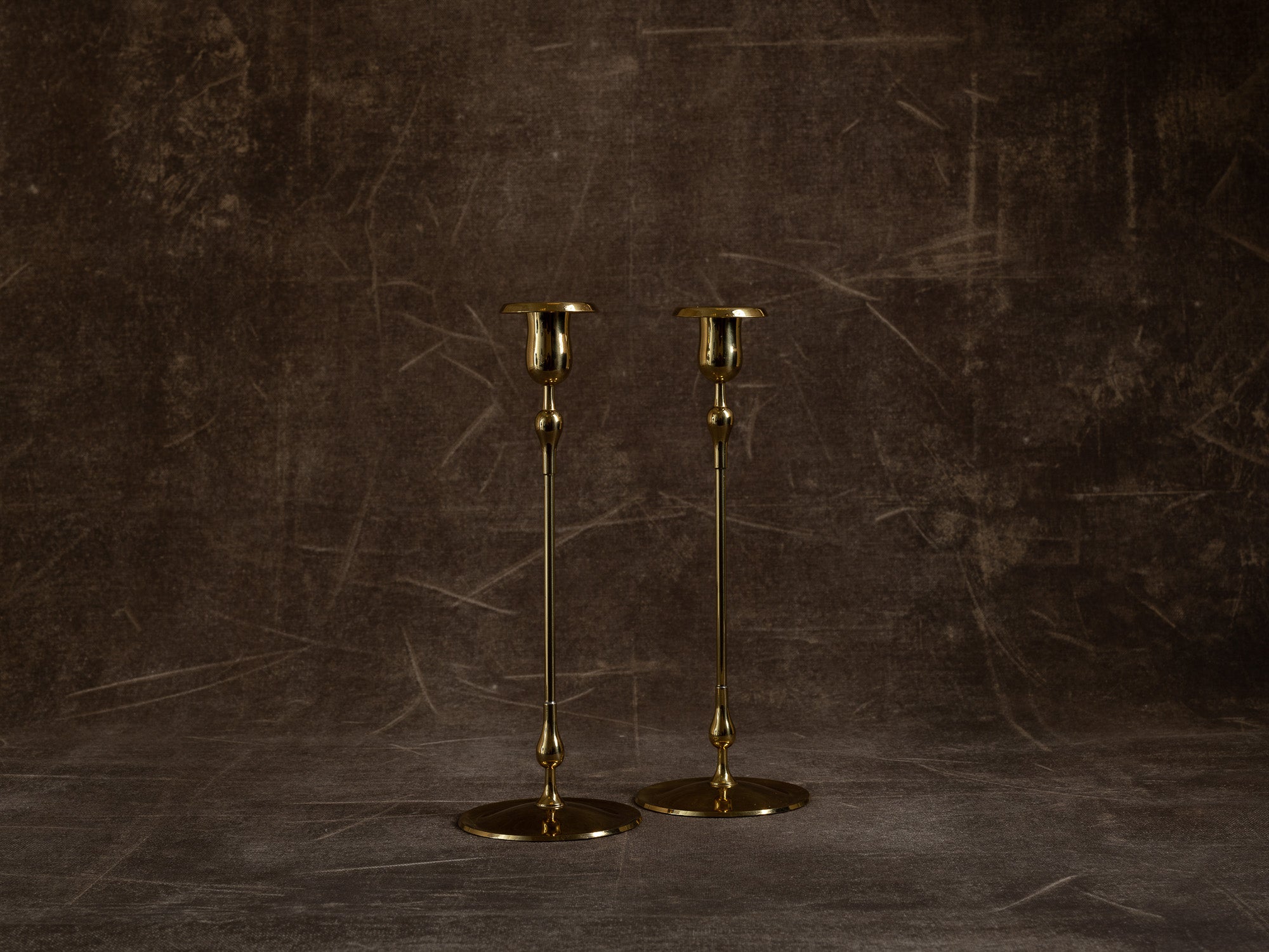 Paire de hauts flambeaux par Gunnar Ander pour Ystad Metall, Suède (vers 1960)..Huge set of 2 candle holders by Gunnar Ander for Ystad Metall, Sweden (circa 1960)