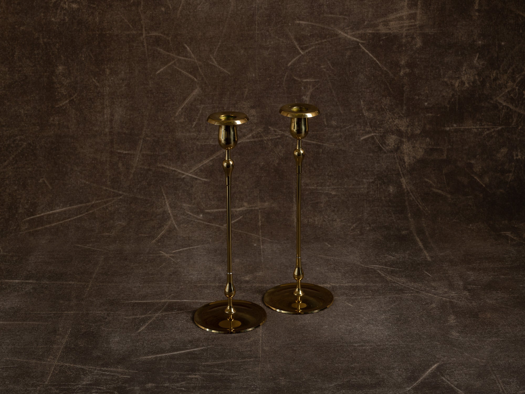 Paire de hauts flambeaux par Gunnar Ander pour Ystad Metall, Suède (vers 1960)..Huge set of 2 candle holders by Gunnar Ander for Ystad Metall, Sweden (circa 1960)