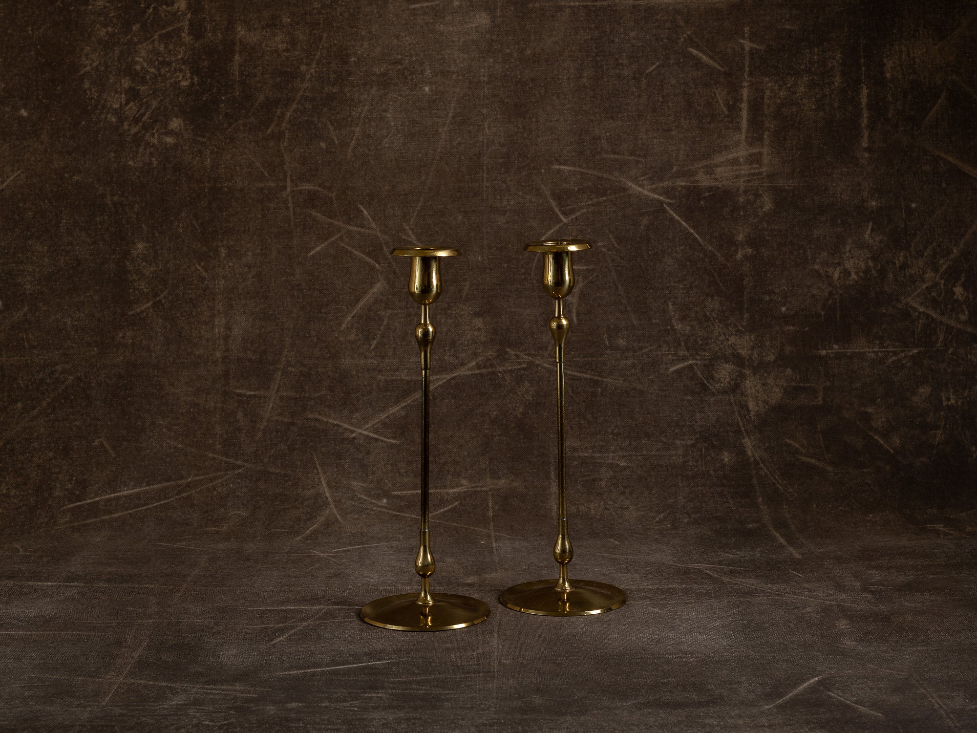 Paire de flambeaux par Gunnar Ander pour Ystad Metall, Suède (vers 1960)..Set of 2 candle holders by Gunnar Ander for Ystad Metall, Sweden (circa 1960)