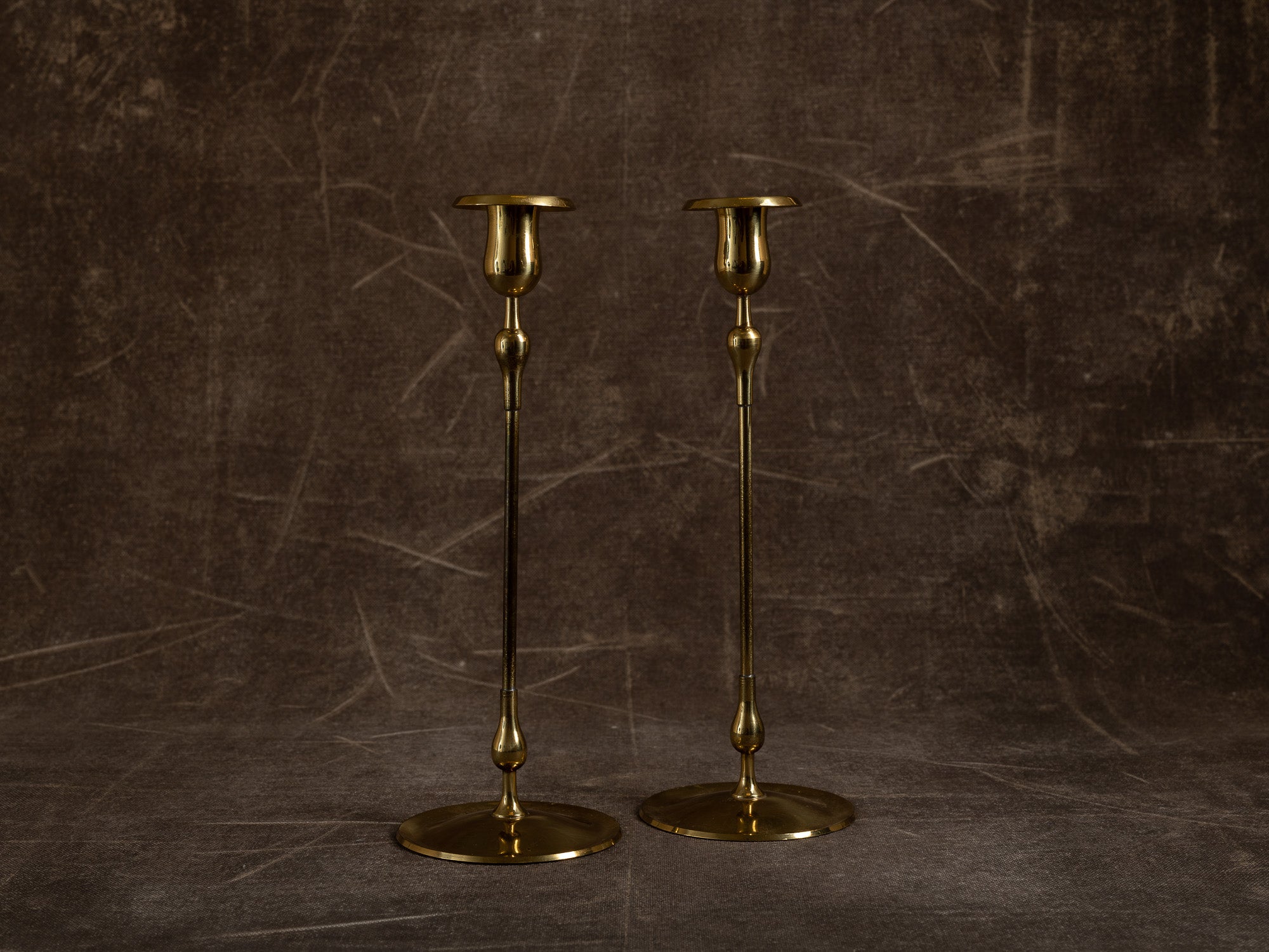 Paire de flambeaux par Gunnar Ander pour Ystad Metall, Suède (vers 1960)..Set of 2 candle holders by Gunnar Ander for Ystad Metall, Sweden (circa 1960)