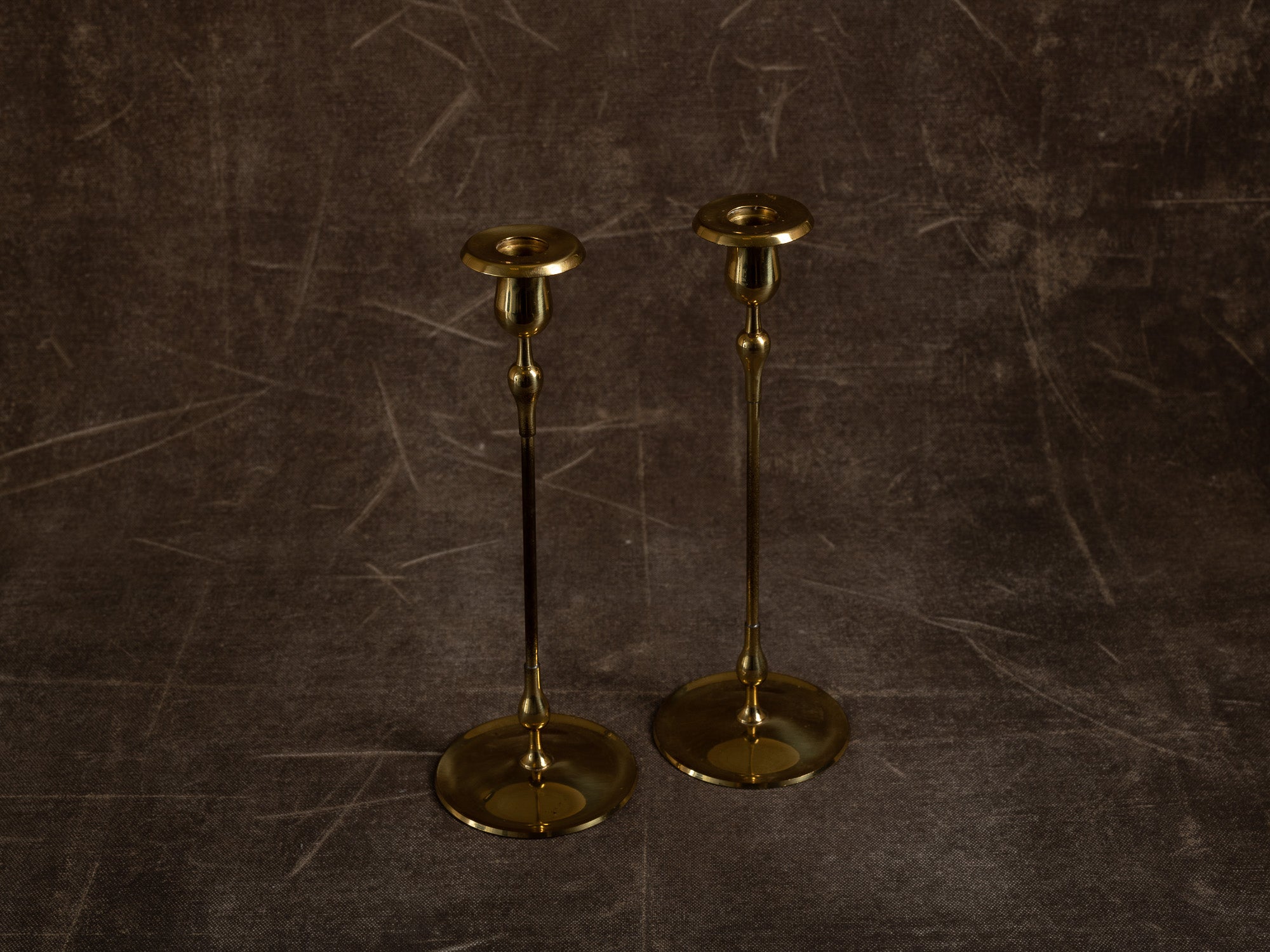 Paire de flambeaux par Gunnar Ander pour Ystad Metall, Suède (vers 1960)..Set of 2 candle holders by Gunnar Ander for Ystad Metall, Sweden (circa 1960)