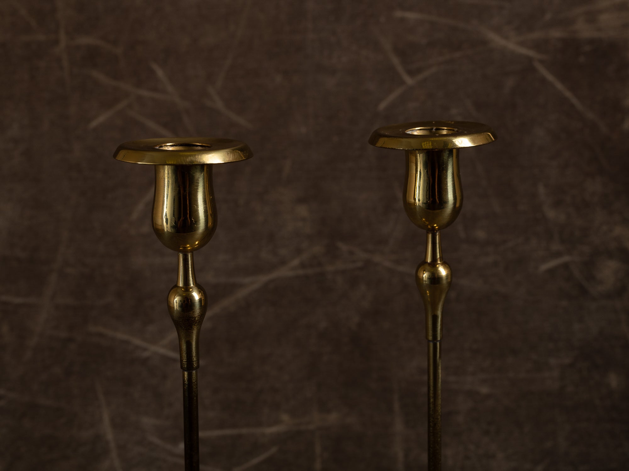 Paire de flambeaux par Gunnar Ander pour Ystad Metall, Suède (vers 1960)..Set of 2 candle holders by Gunnar Ander for Ystad Metall, Sweden (circa 1960)