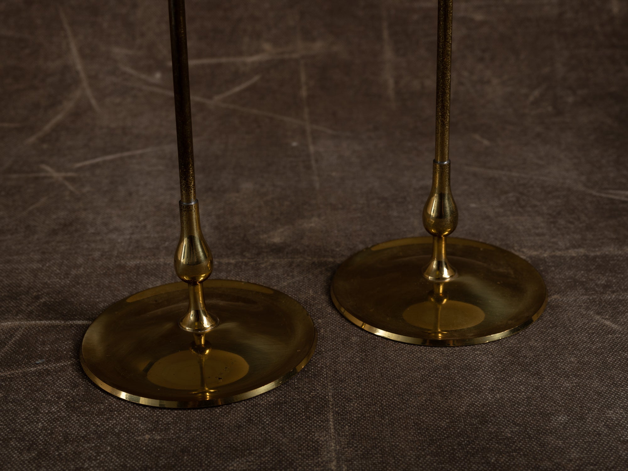 Paire de flambeaux par Gunnar Ander pour Ystad Metall, Suède (vers 1960)..Set of 2 candle holders by Gunnar Ander for Ystad Metall, Sweden (circa 1960)