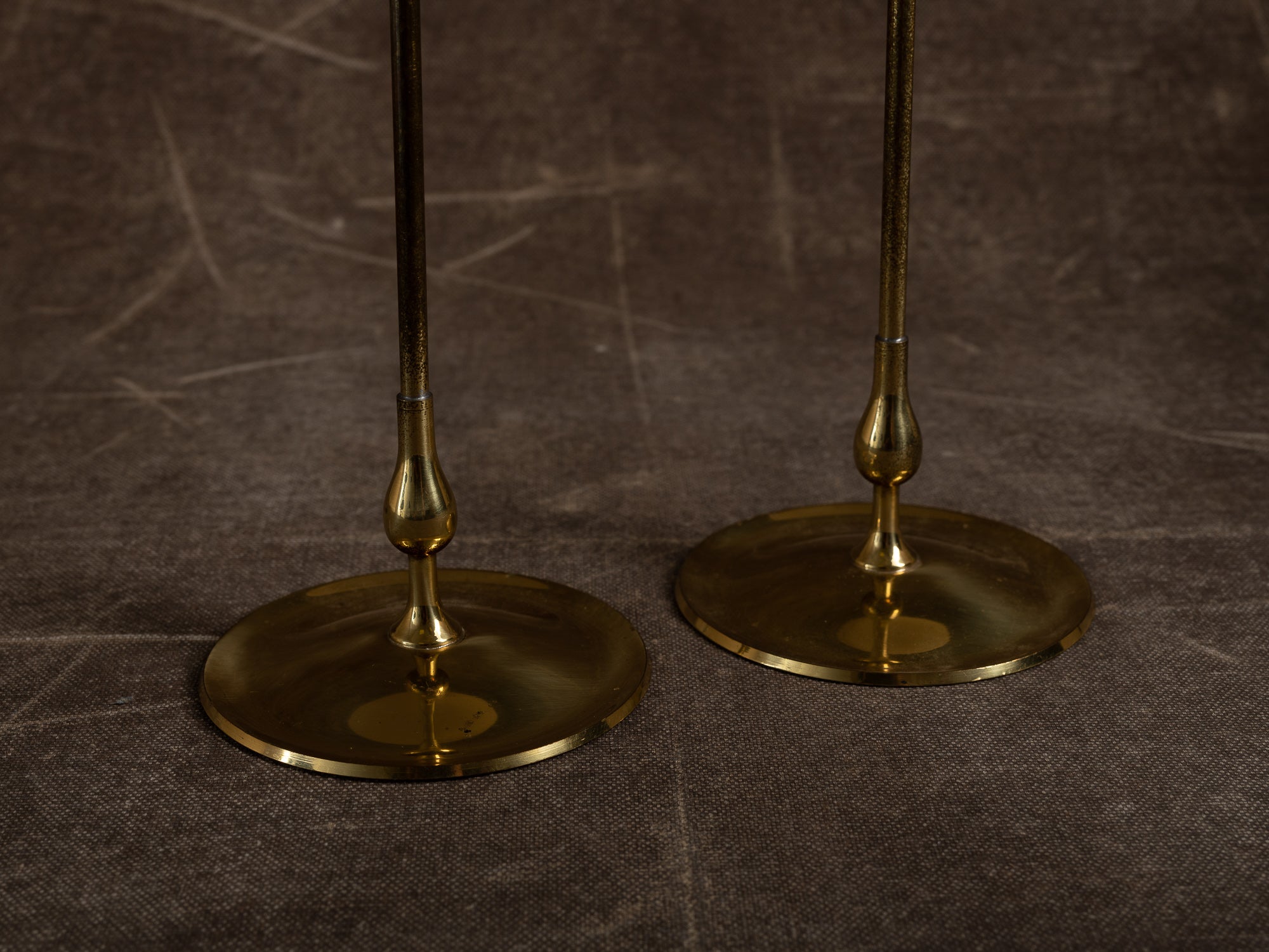 Paire de flambeaux par Gunnar Ander pour Ystad Metall, Suède (vers 1960)..Set of 2 candle holders by Gunnar Ander for Ystad Metall, Sweden (circa 1960)