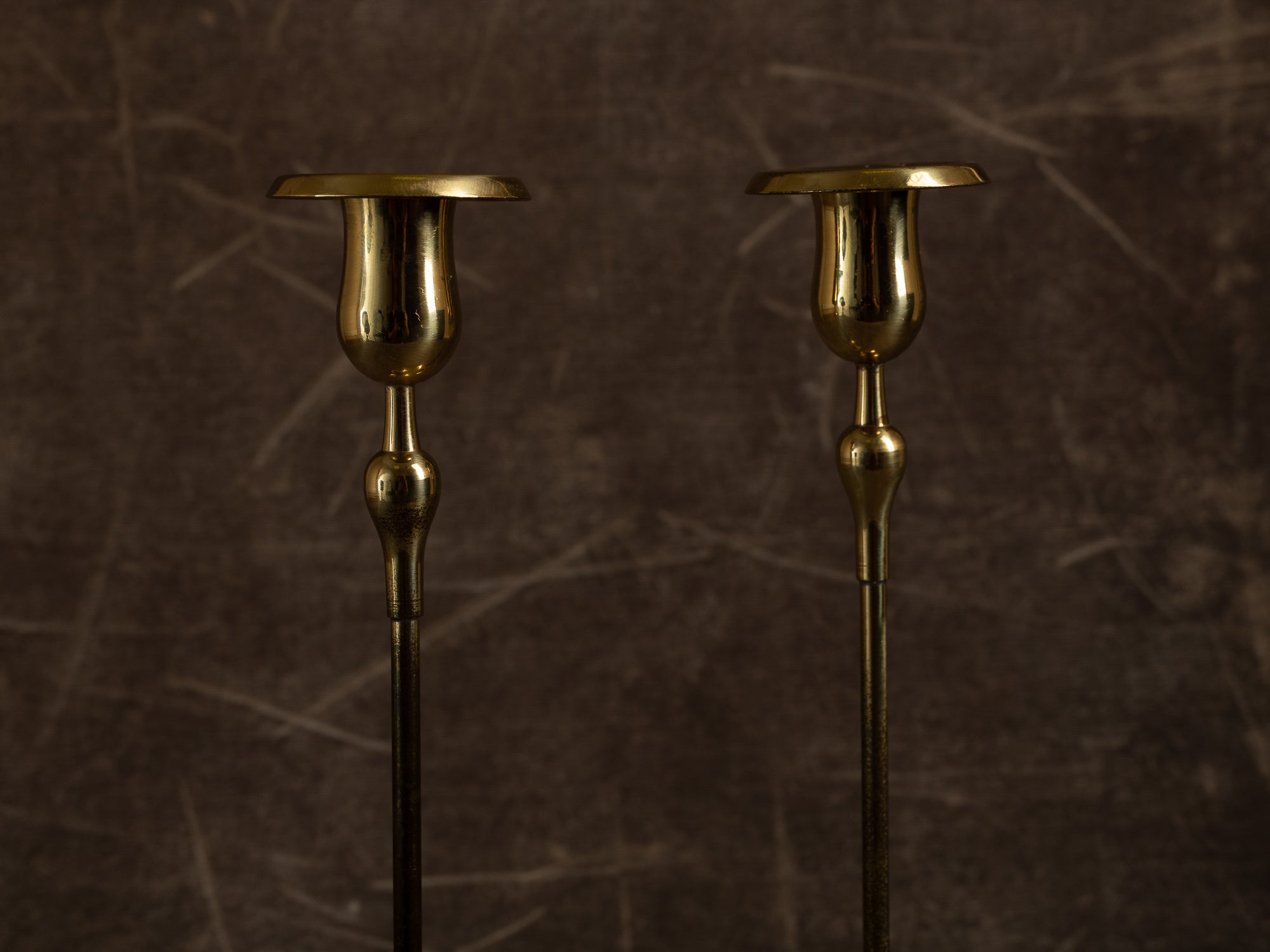 Paire de flambeaux par Gunnar Ander pour Ystad Metall, Suède (vers 1960)..Set of 2 candle holders by Gunnar Ander for Ystad Metall, Sweden (circa 1960)