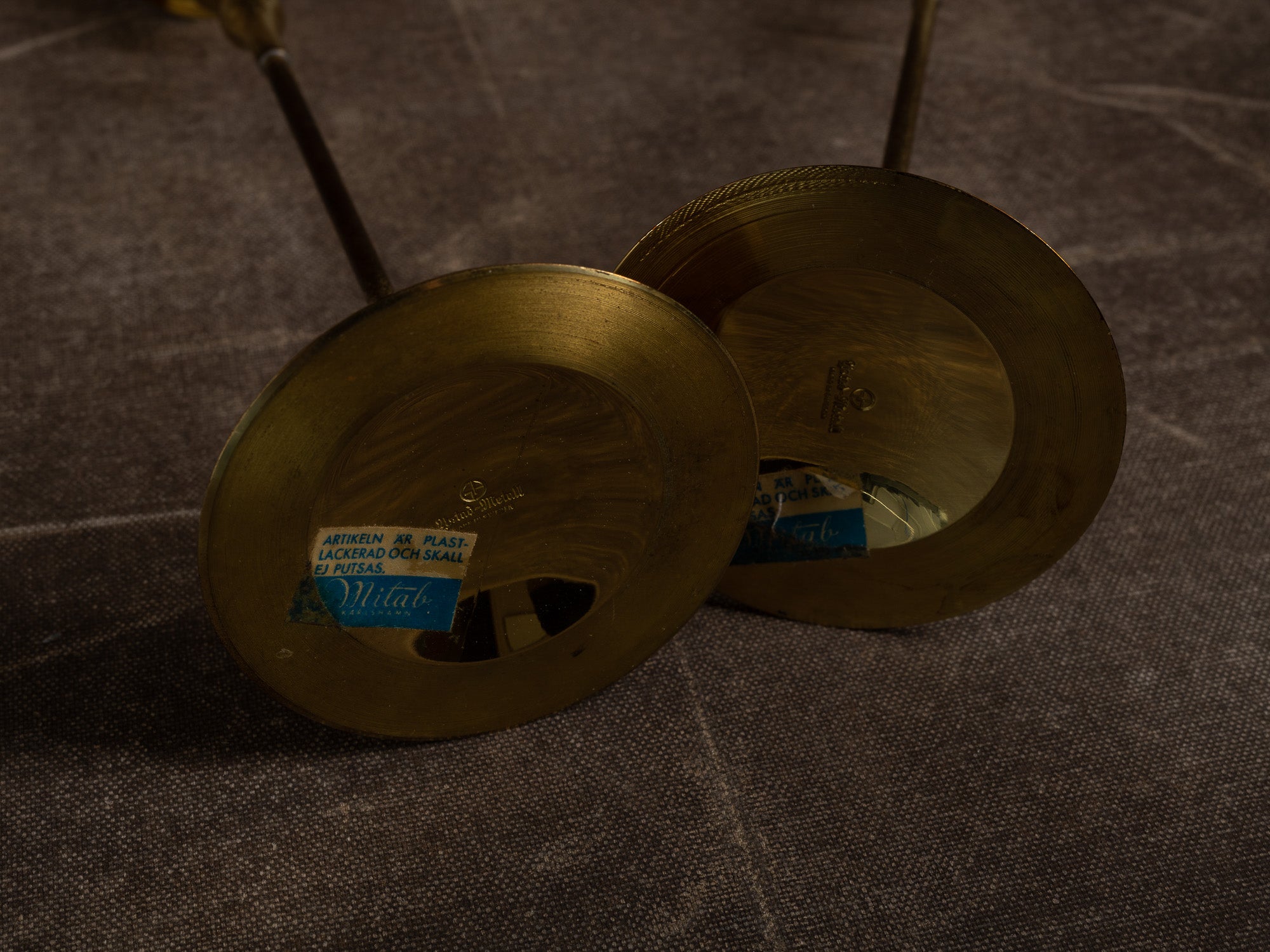 Paire de flambeaux par Gunnar Ander pour Ystad Metall, Suède (vers 1960)..Set of 2 candle holders by Gunnar Ander for Ystad Metall, Sweden (circa 1960)