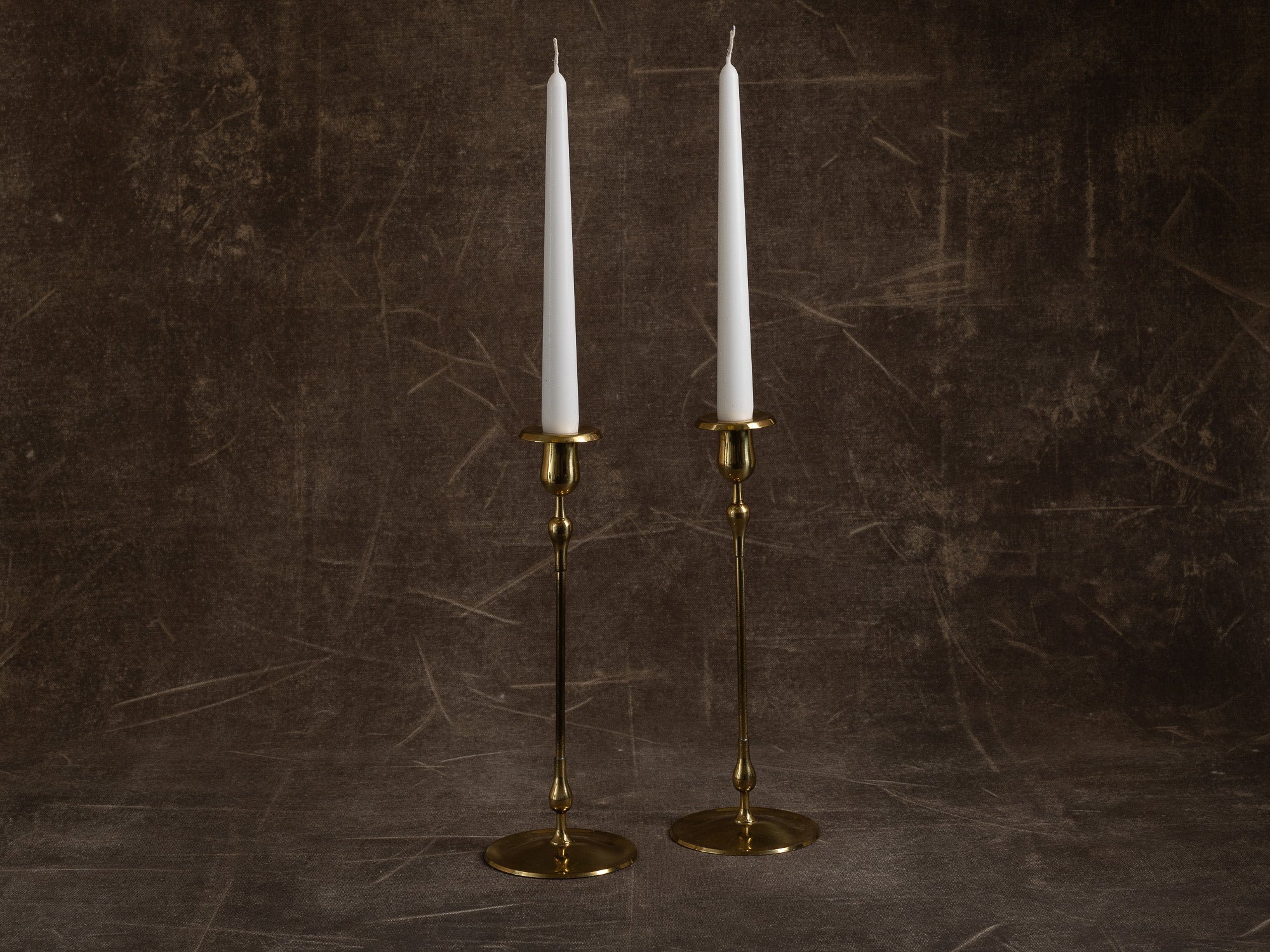 Paire de flambeaux par Gunnar Ander pour Ystad Metall, Suède (vers 1960)..Set of 2 candle holders by Gunnar Ander for Ystad Metall, Sweden (circa 1960)