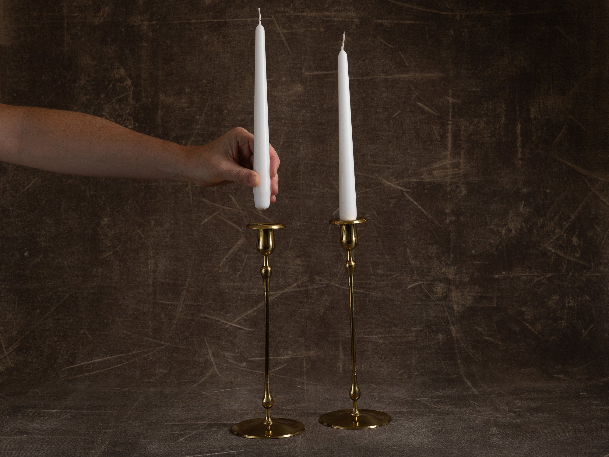 Paire de flambeaux par Gunnar Ander pour Ystad Metall, Suède (vers 1960)..Set of 2 candle holders by Gunnar Ander for Ystad Metall, Sweden (circa 1960)