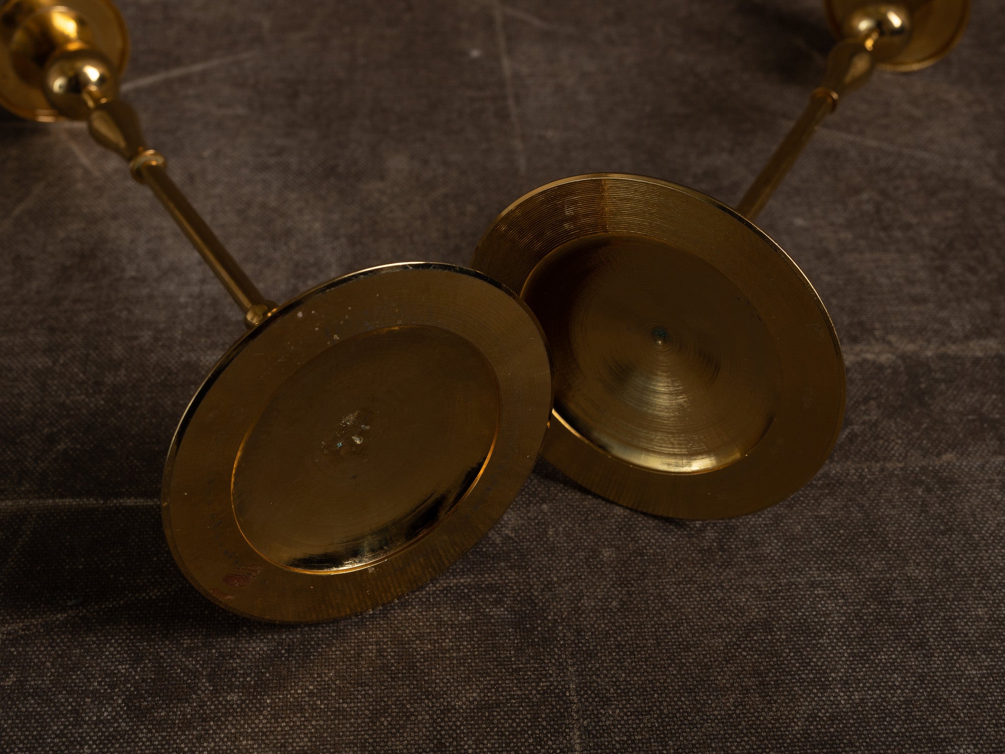 Paire de flambeaux, suiveur de Gunnar Ander, Suède (vers 1960)..Set of 2 candle holders, in the style of Gunnar Ander, Sweden (circa 1960)