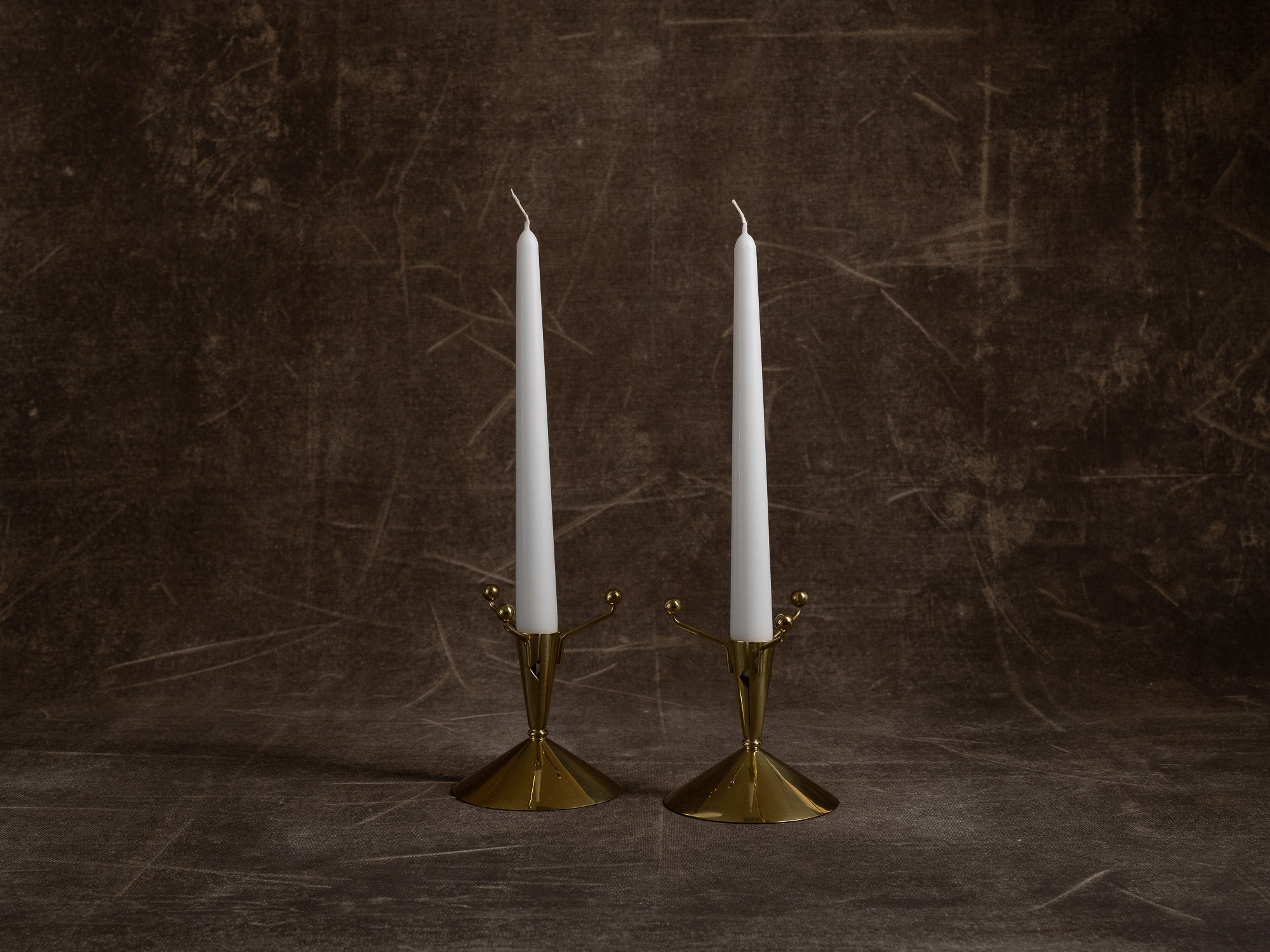 Paire de flambeaux par Gunnar Ander pour Ystad Metall, Suède (vers 1957)..Set of 2 candle holders by Gunnar Ander for Ystad Metall, Sweden (circa 1957)