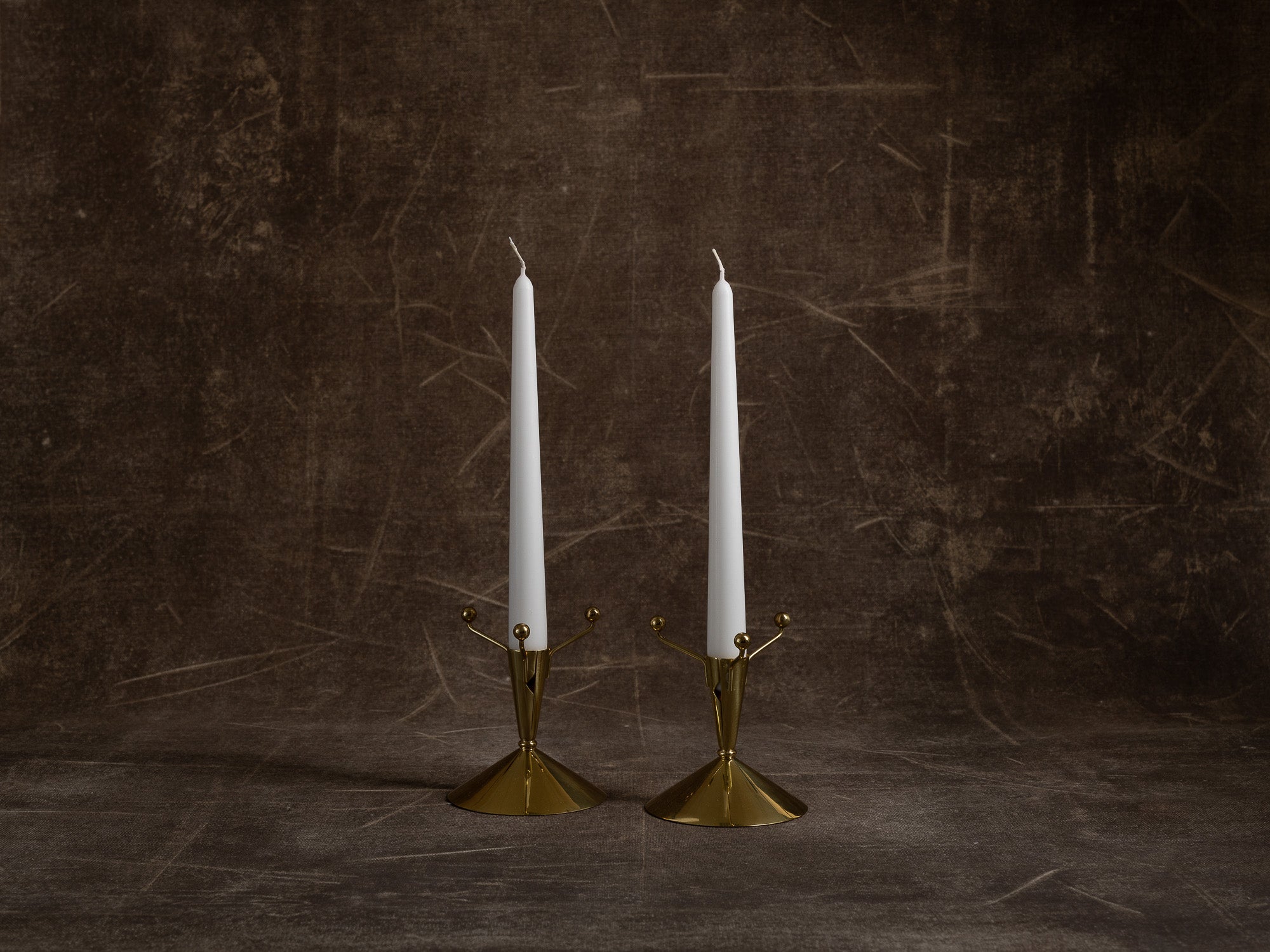 Paire de flambeaux par Gunnar Ander pour Ystad Metall, Suède (vers 1957)..Set of 2 candle holders by Gunnar Ander for Ystad Metall, Sweden (circa 1957)