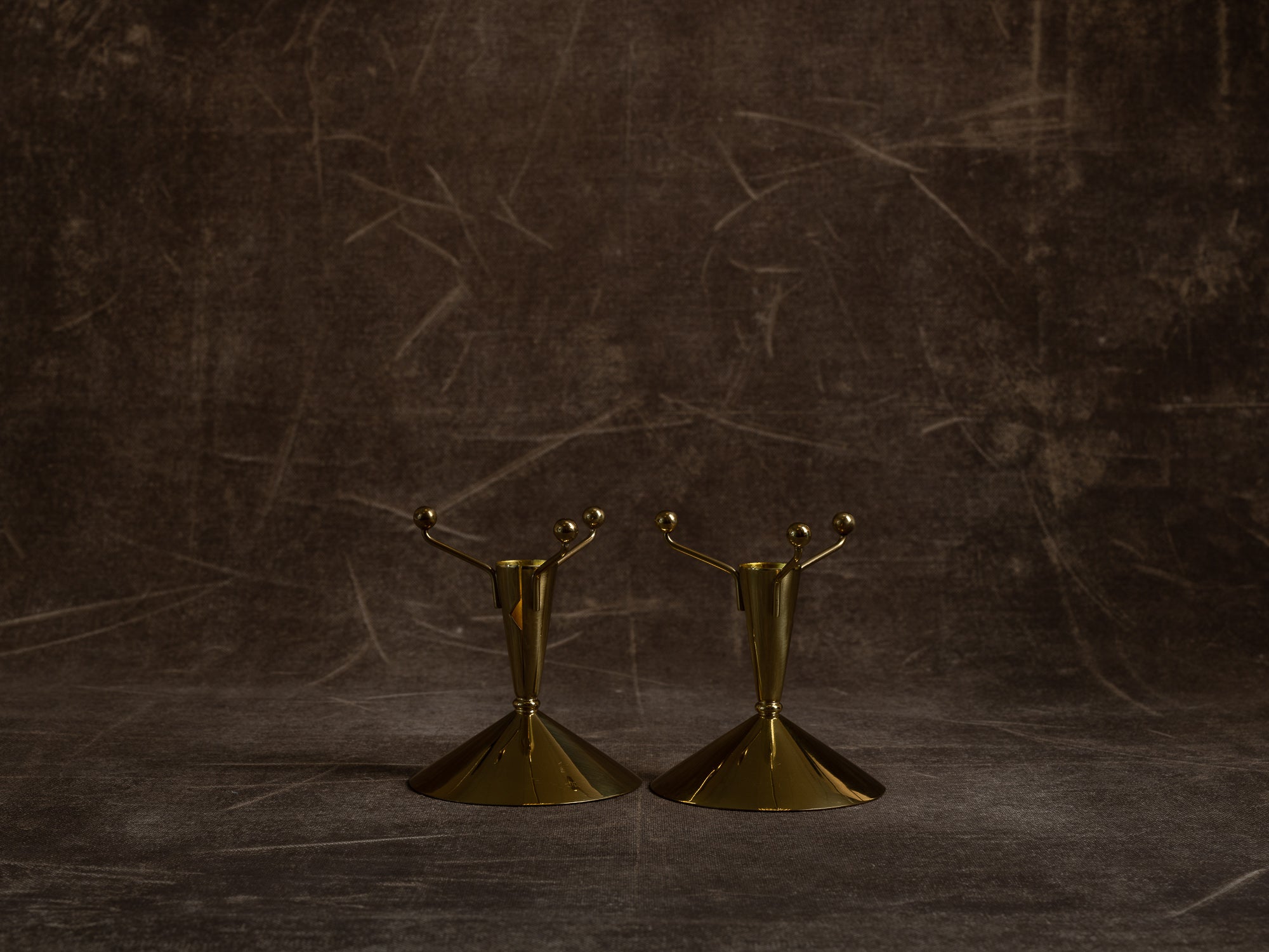 Paire de flambeaux par Gunnar Ander pour Ystad Metall, Suède (vers 1957)..Set of 2 candle holders by Gunnar Ander for Ystad Metall, Sweden (circa 1957)