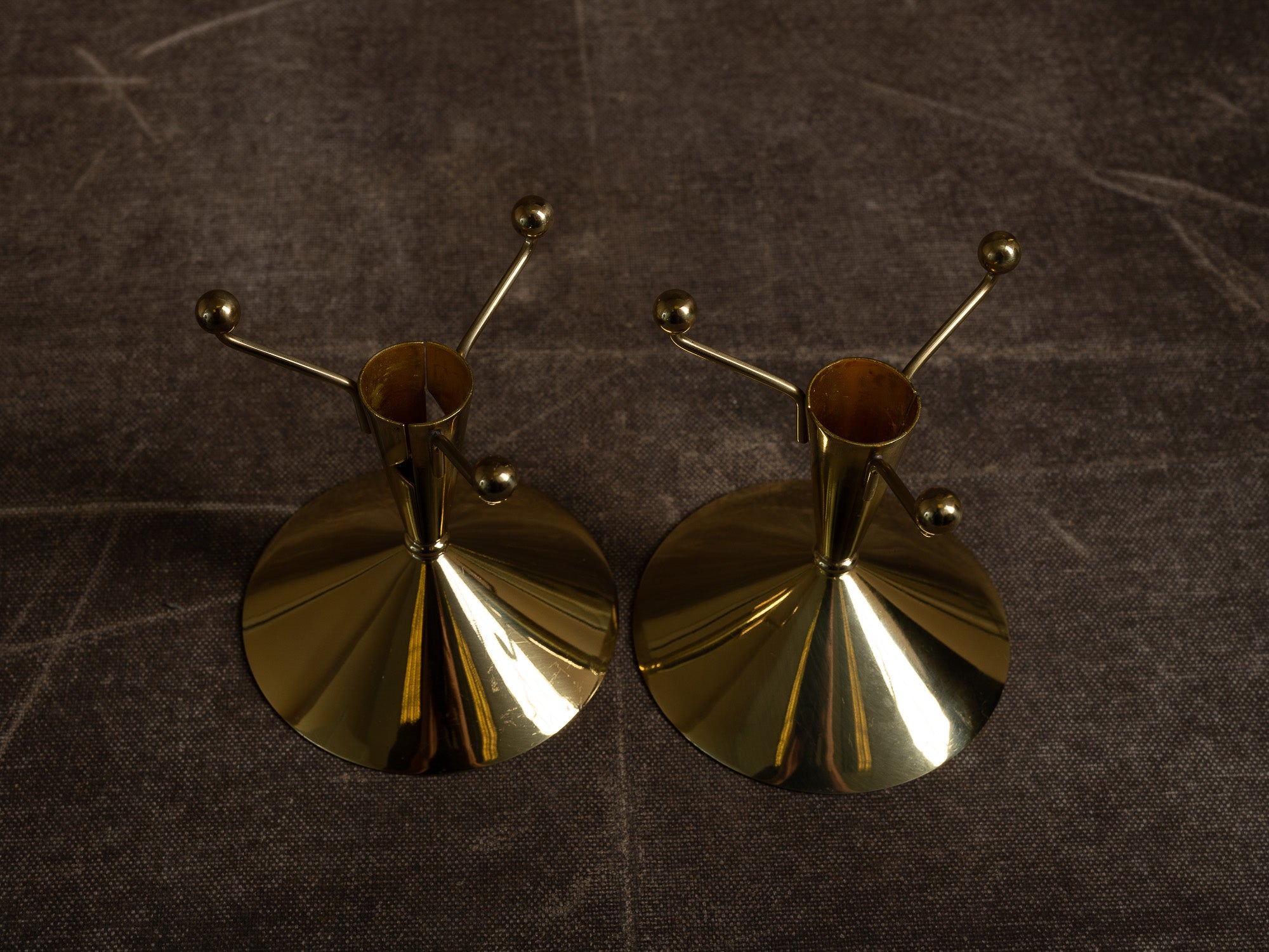 Paire de flambeaux par Gunnar Ander pour Ystad Metall, Suède (vers 1957)..Set of 2 candle holders by Gunnar Ander for Ystad Metall, Sweden (circa 1957)