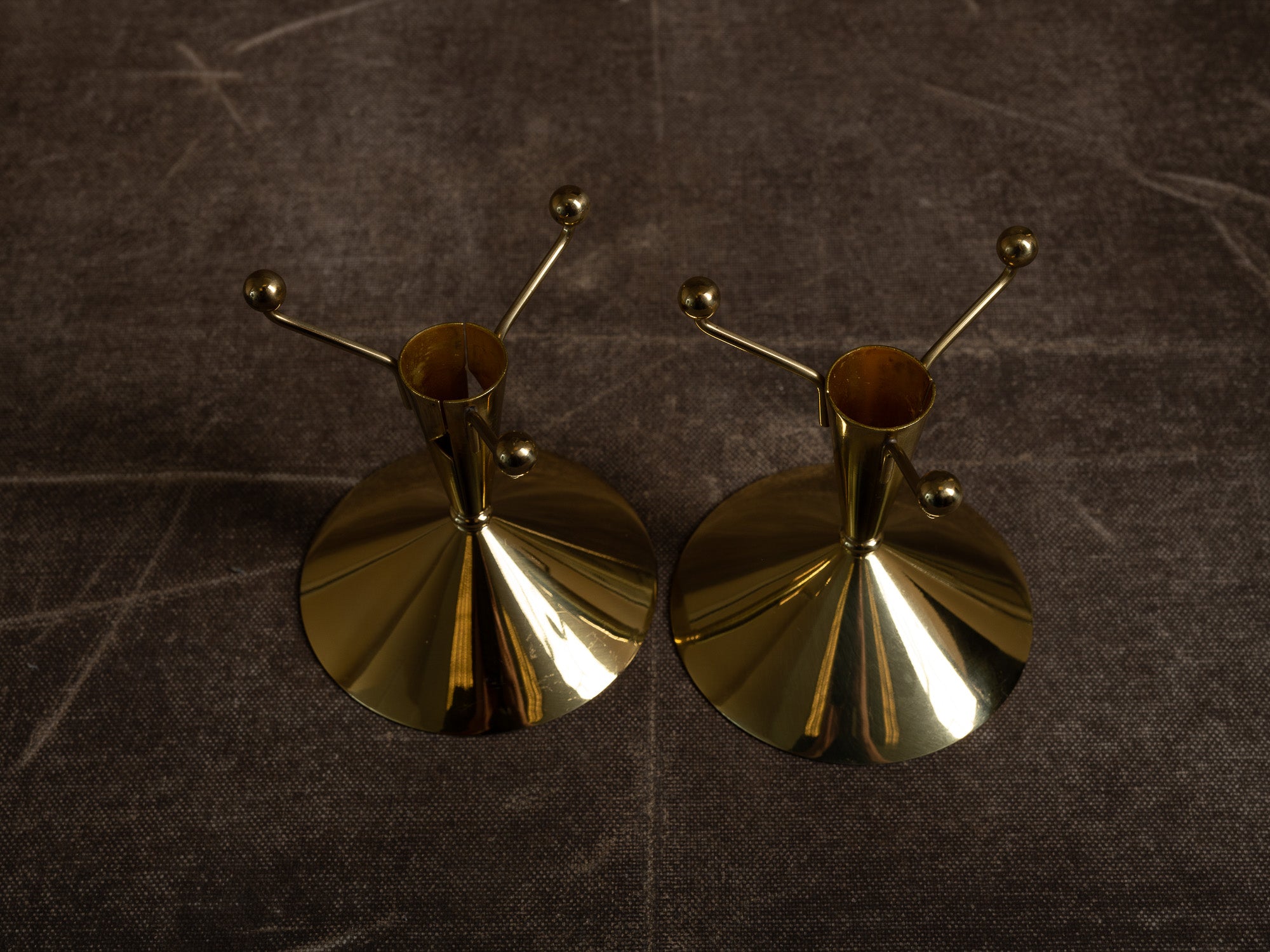 Paire de flambeaux par Gunnar Ander pour Ystad Metall, Suède (vers 1957)..Set of 2 candle holders by Gunnar Ander for Ystad Metall, Sweden (circa 1957)