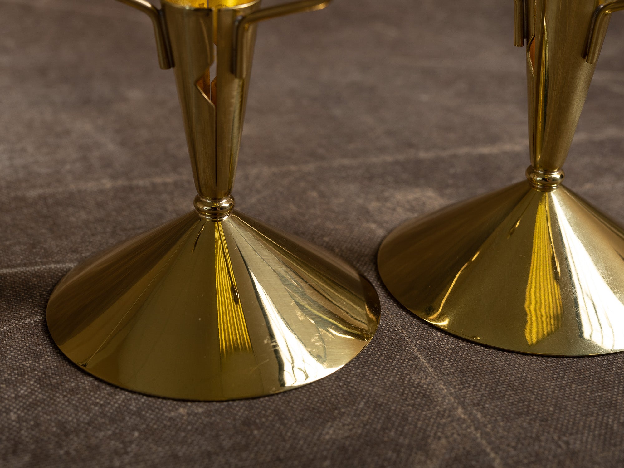 Paire de flambeaux par Gunnar Ander pour Ystad Metall, Suède (vers 1957)..Set of 2 candle holders by Gunnar Ander for Ystad Metall, Sweden (circa 1957)