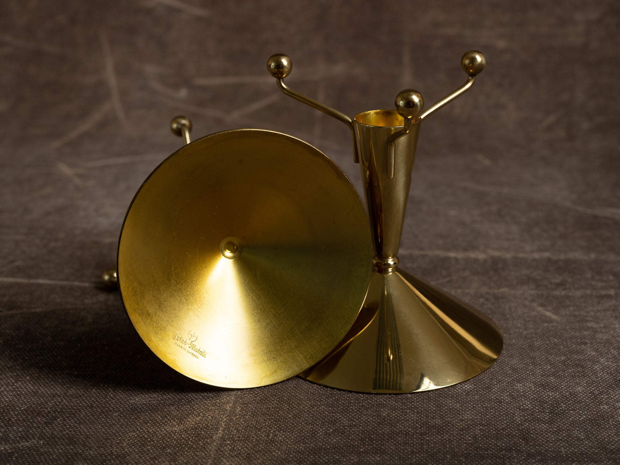 Paire de flambeaux par Gunnar Ander pour Ystad Metall, Suède (vers 1957)..Set of 2 candle holders by Gunnar Ander for Ystad Metall, Sweden (circa 1957)