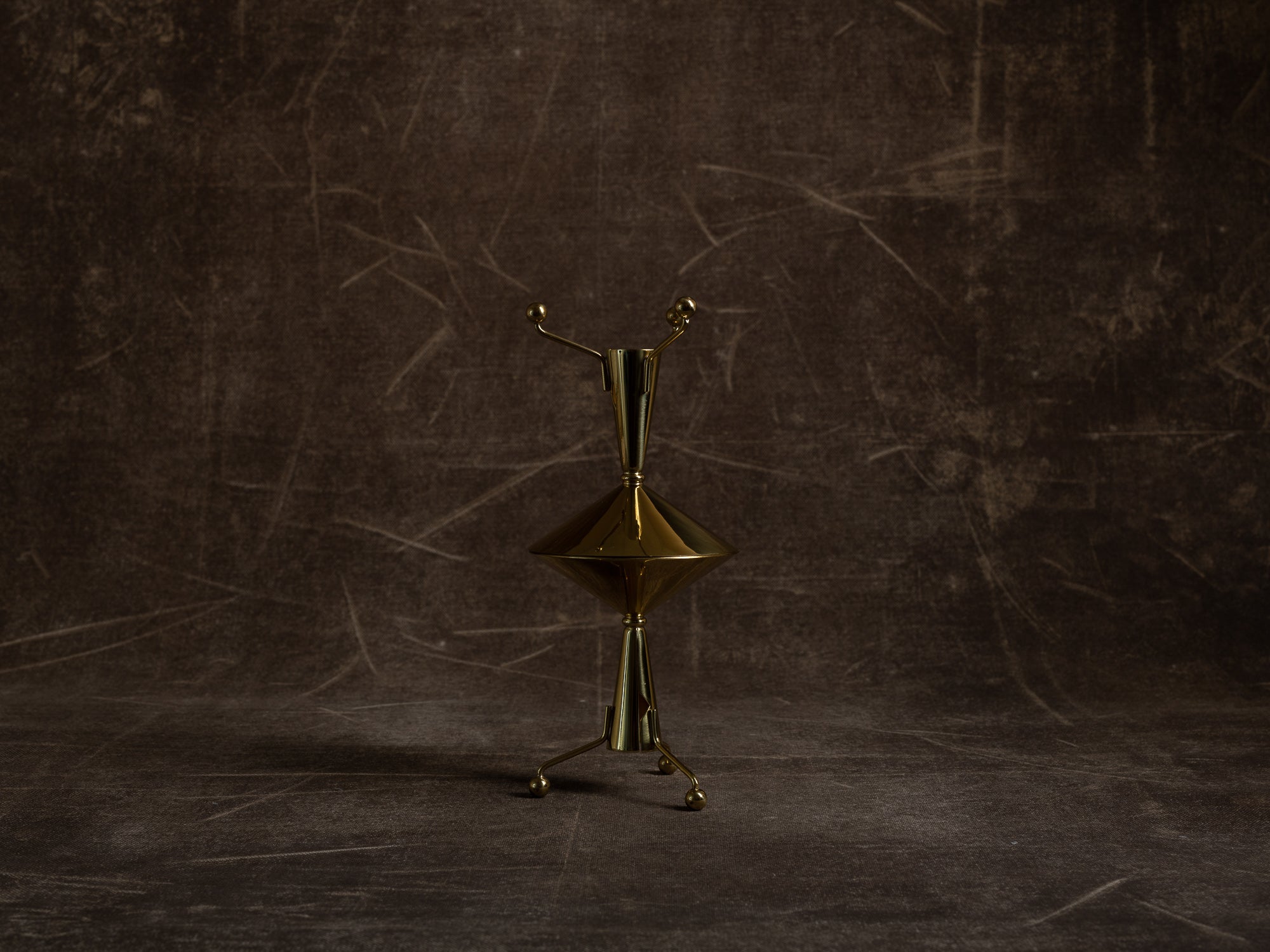 Paire de flambeaux par Gunnar Ander pour Ystad Metall, Suède (vers 1957)..Set of 2 candle holders by Gunnar Ander for Ystad Metall, Sweden (circa 1957)