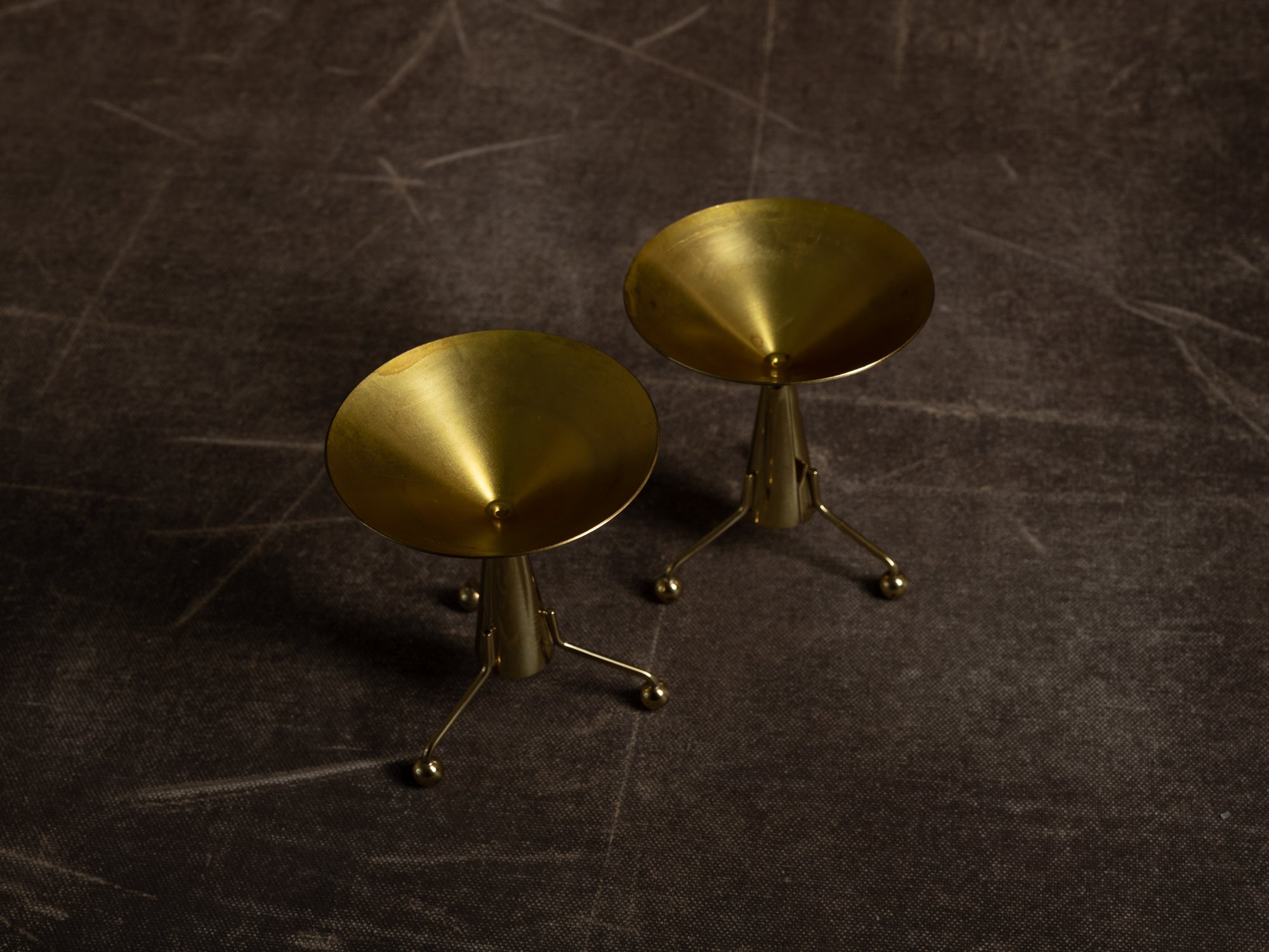 Paire de flambeaux par Gunnar Ander pour Ystad Metall, Suède (vers 1957)..Set of 2 candle holders by Gunnar Ander for Ystad Metall, Sweden (circa 1957)