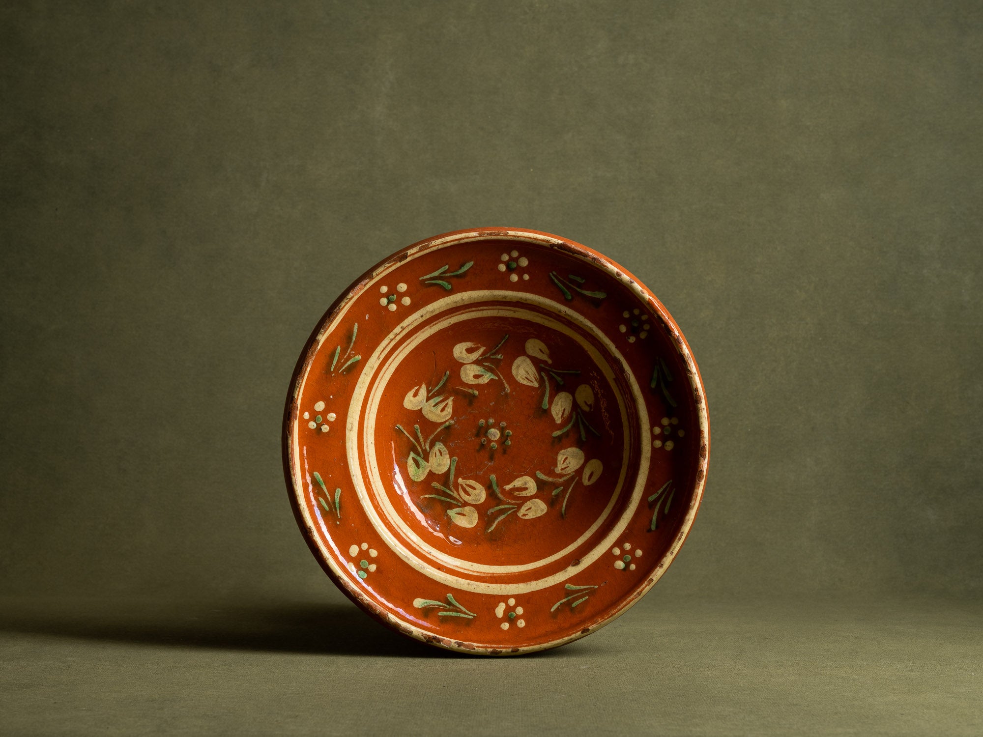 Coupe / plat mural en terre vernissée alsacienne de Soufflenheim, France (Charnière XIXe / XXe siècle)..Large bowl / wall dish in Alsatian slipware from Soufflenheim, France (late 19th / early 20th century)