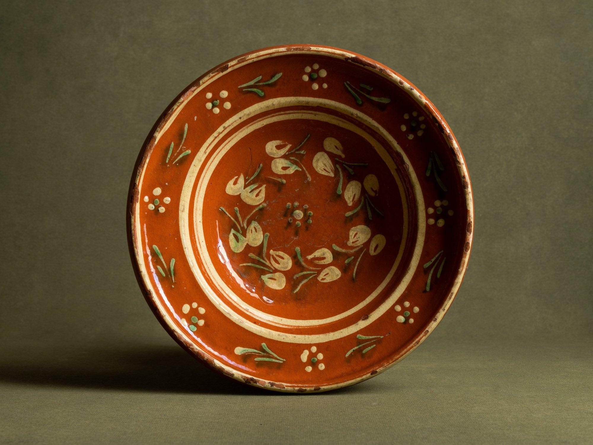 Coupe / plat mural en terre vernissée alsacienne de Soufflenheim, France (Charnière XIXe / XXe siècle)..Large bowl / wall dish in Alsatian slipware from Soufflenheim, France (late 19th / early 20th century)