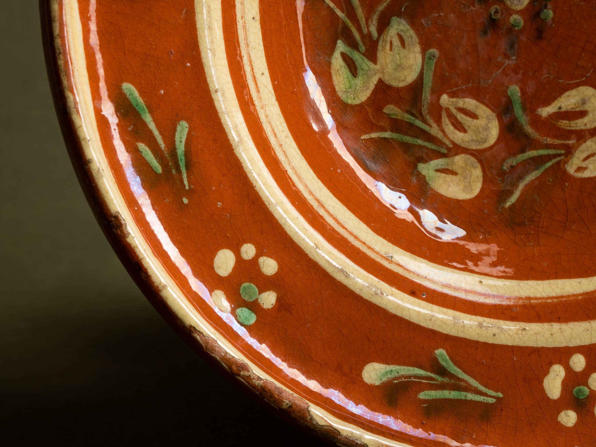Coupe / plat mural en terre vernissée alsacienne de Soufflenheim, France (Charnière XIXe / XXe siècle)..Large bowl / wall dish in Alsatian slipware from Soufflenheim, France (late 19th / early 20th century)