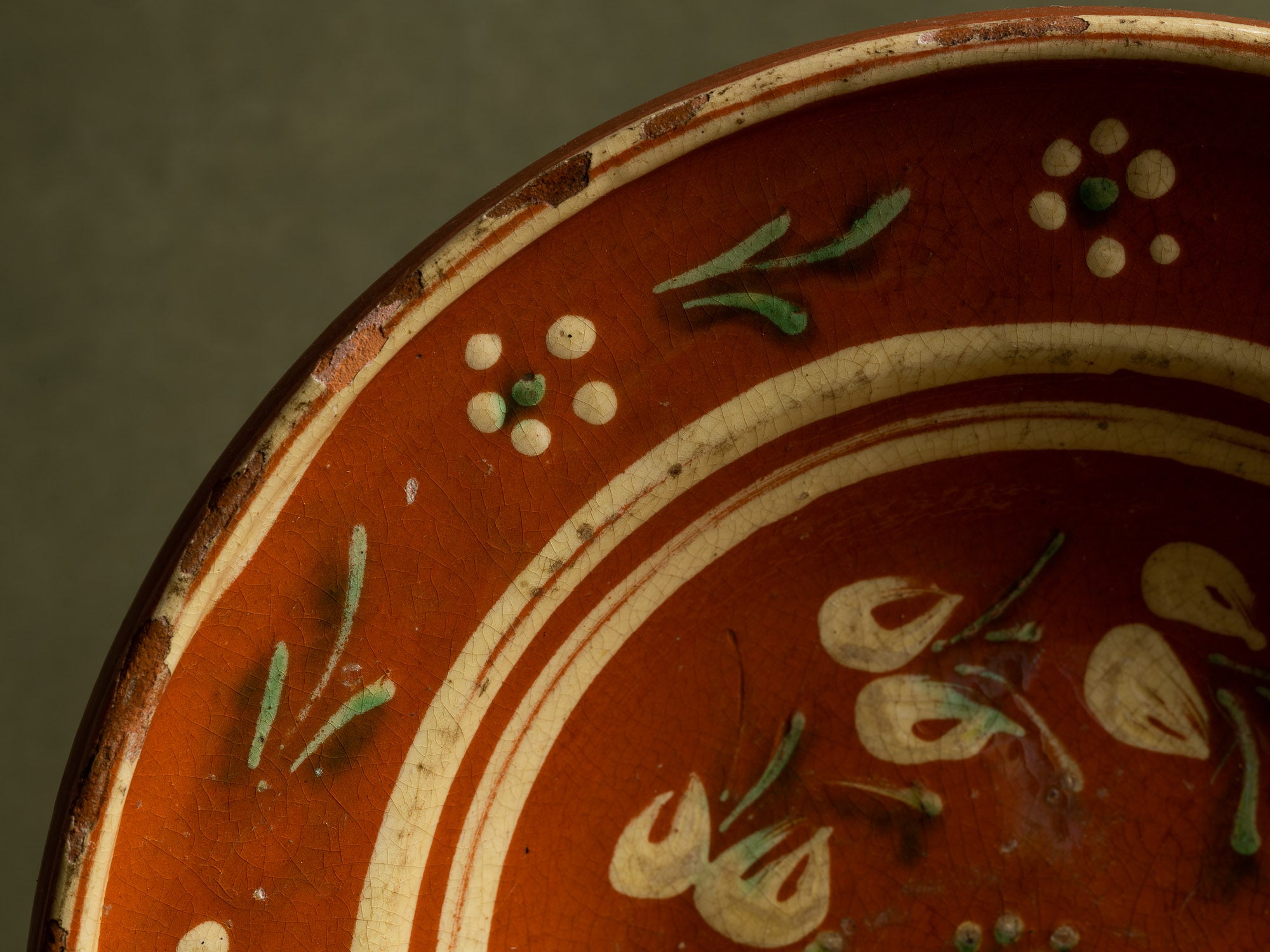 Coupe / plat mural en terre vernissée alsacienne de Soufflenheim, France (Charnière XIXe / XXe siècle)..Large bowl / wall dish in Alsatian slipware from Soufflenheim, France (late 19th / early 20th century)