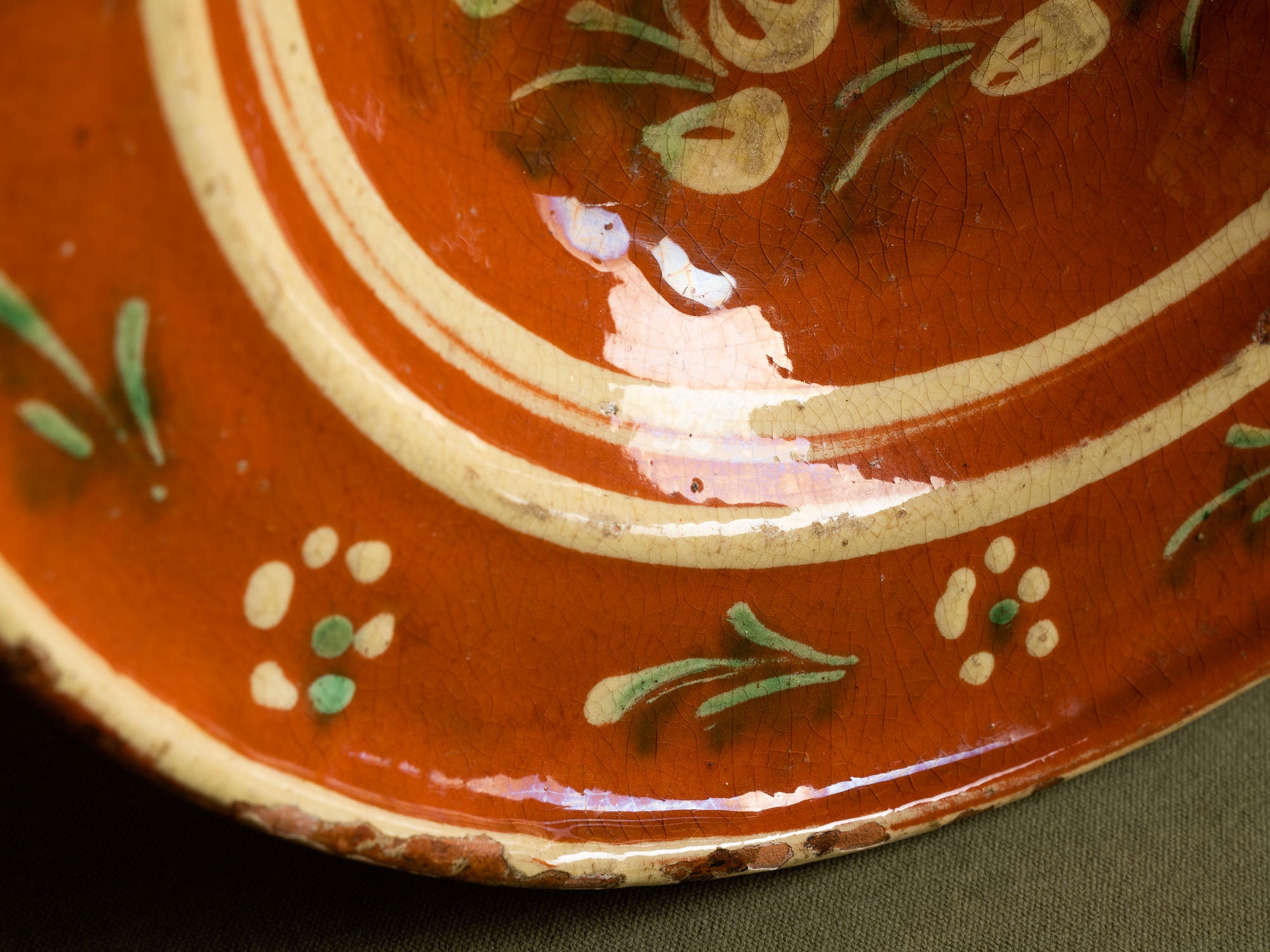 Coupe / plat mural en terre vernissée alsacienne de Soufflenheim, France (Charnière XIXe / XXe siècle)..Large bowl / wall dish in Alsatian slipware from Soufflenheim, France (late 19th / early 20th century)