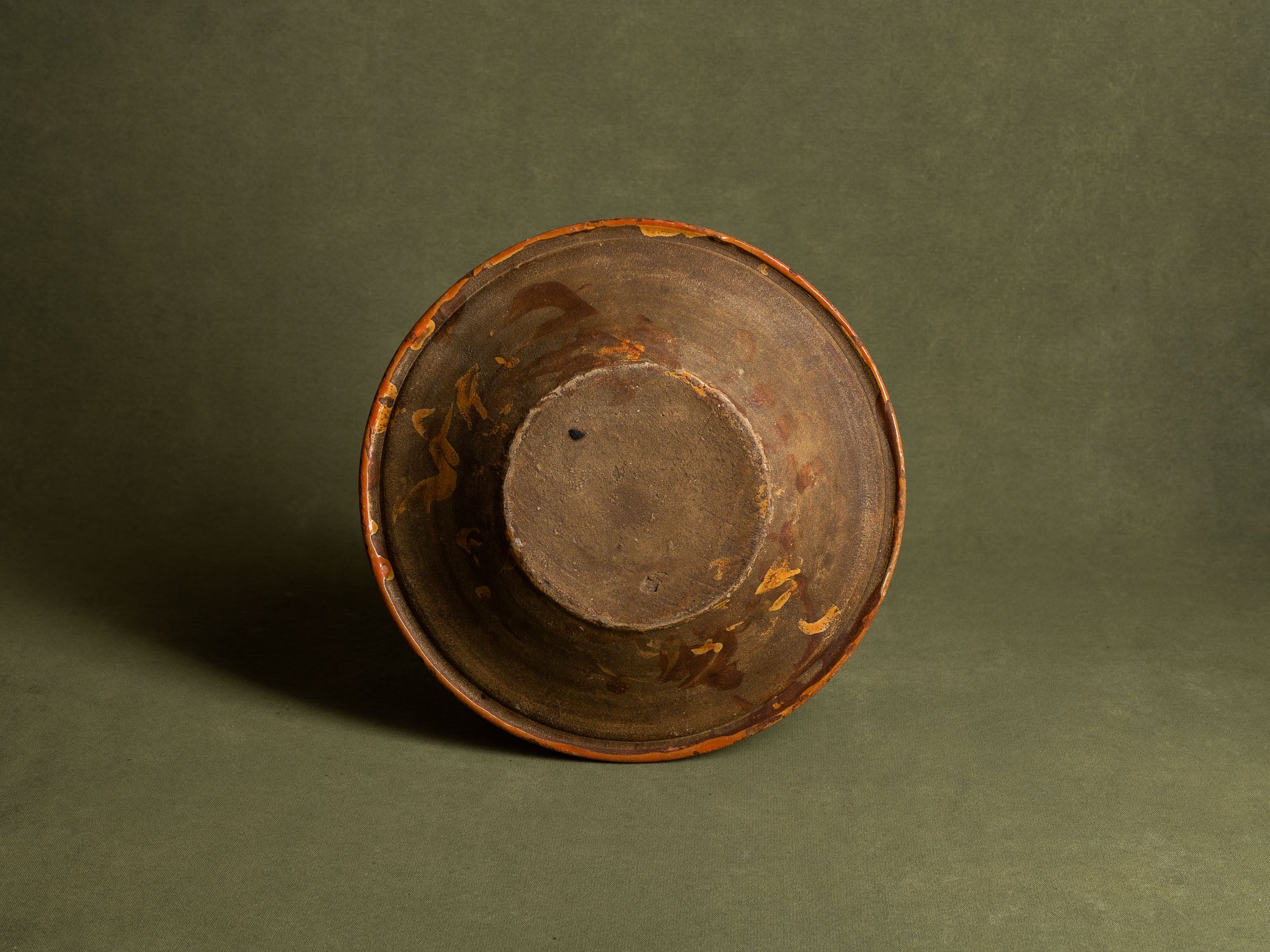 Coupe / plat mural en terre vernissée alsacienne de Soufflenheim, France (Charnière XIXe / XXe siècle)..Large bowl / wall dish in Alsatian slipware from Soufflenheim, France (late 19th / early 20th century)