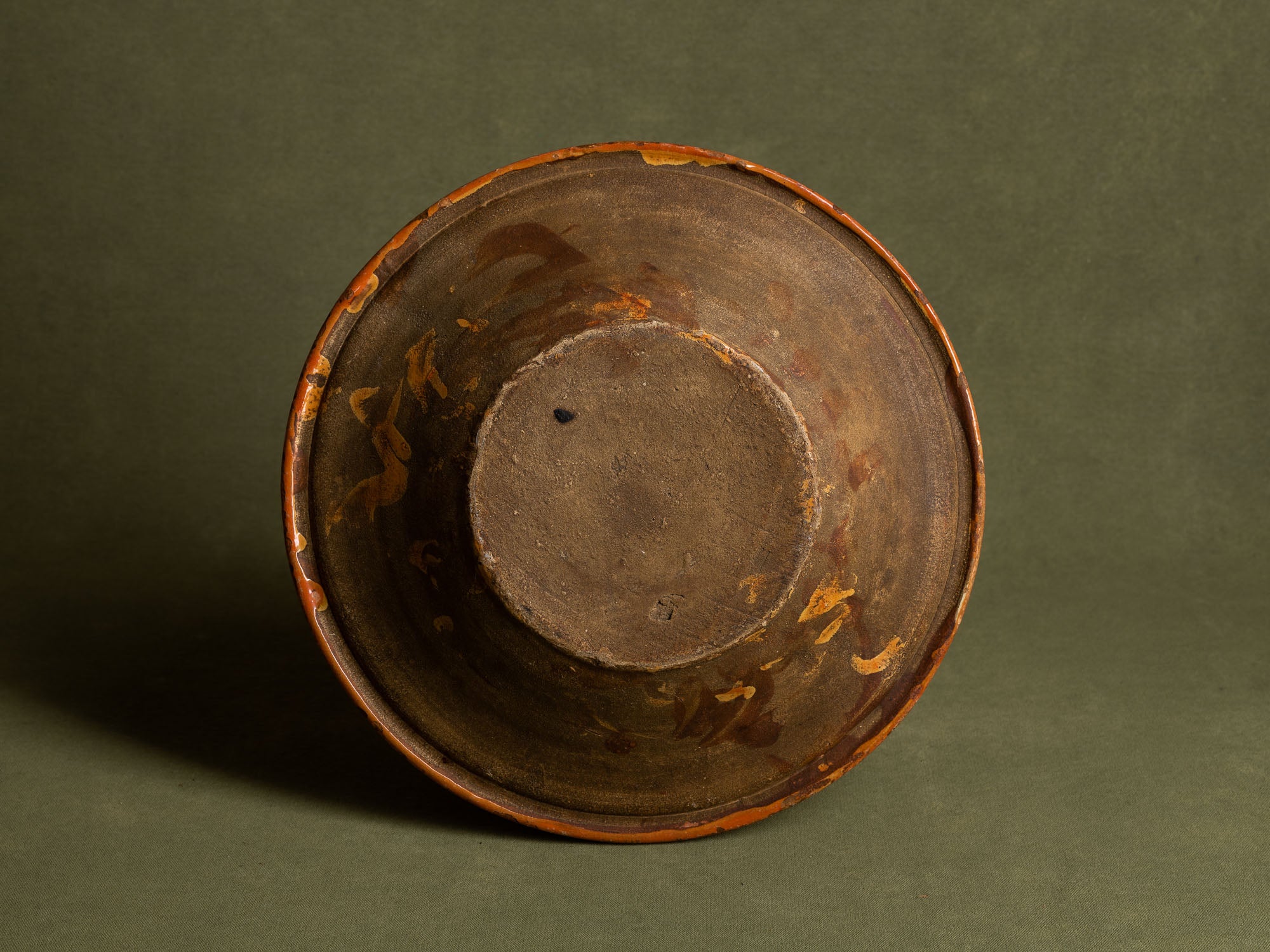 Coupe / plat mural en terre vernissée alsacienne de Soufflenheim, France (Charnière XIXe / XXe siècle)..Large bowl / wall dish in Alsatian slipware from Soufflenheim, France (late 19th / early 20th century)