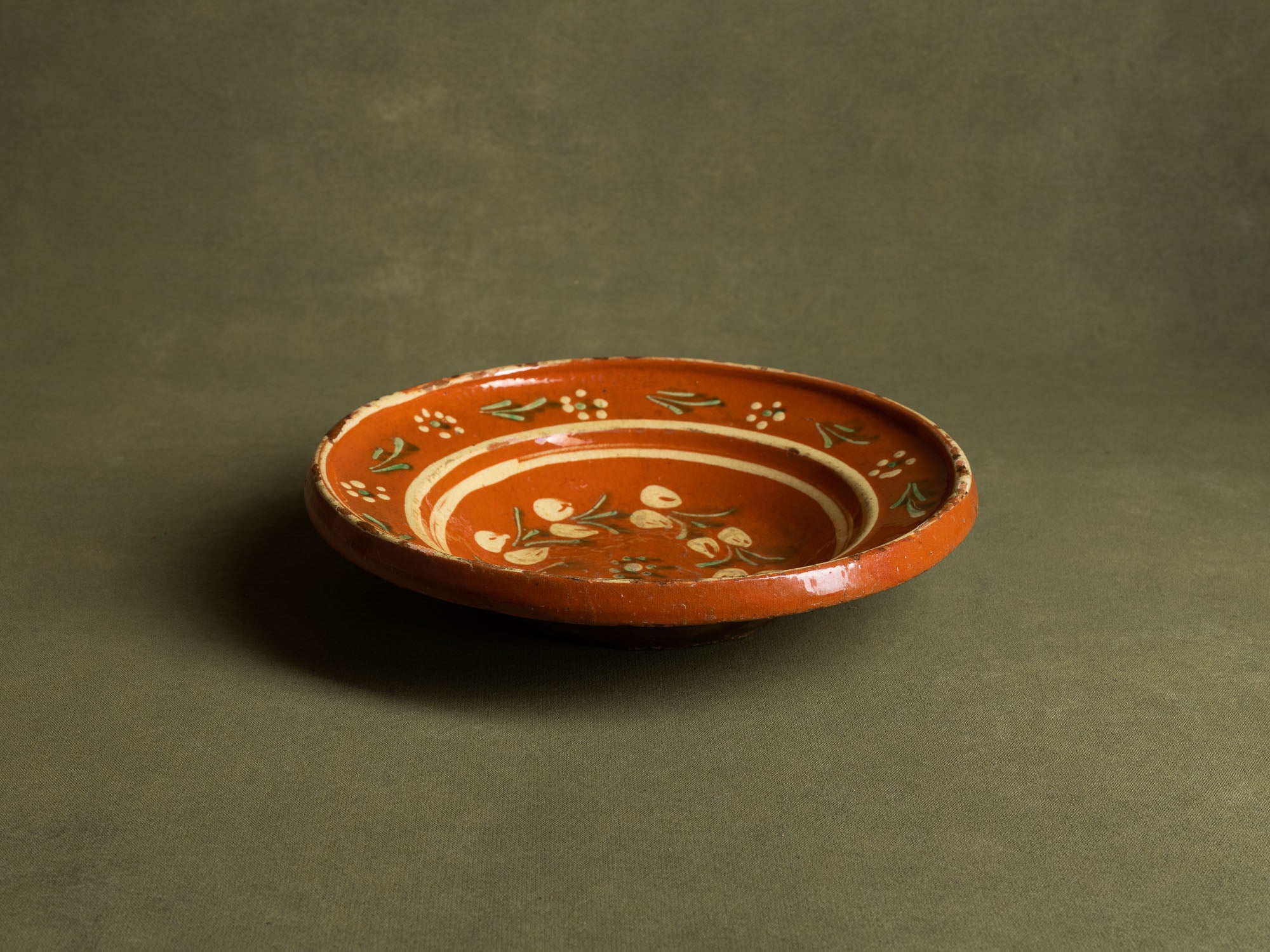 Coupe / plat mural en terre vernissée alsacienne de Soufflenheim, France (Charnière XIXe / XXe siècle)..Large bowl / wall dish in Alsatian slipware from Soufflenheim, France (late 19th / early 20th century)