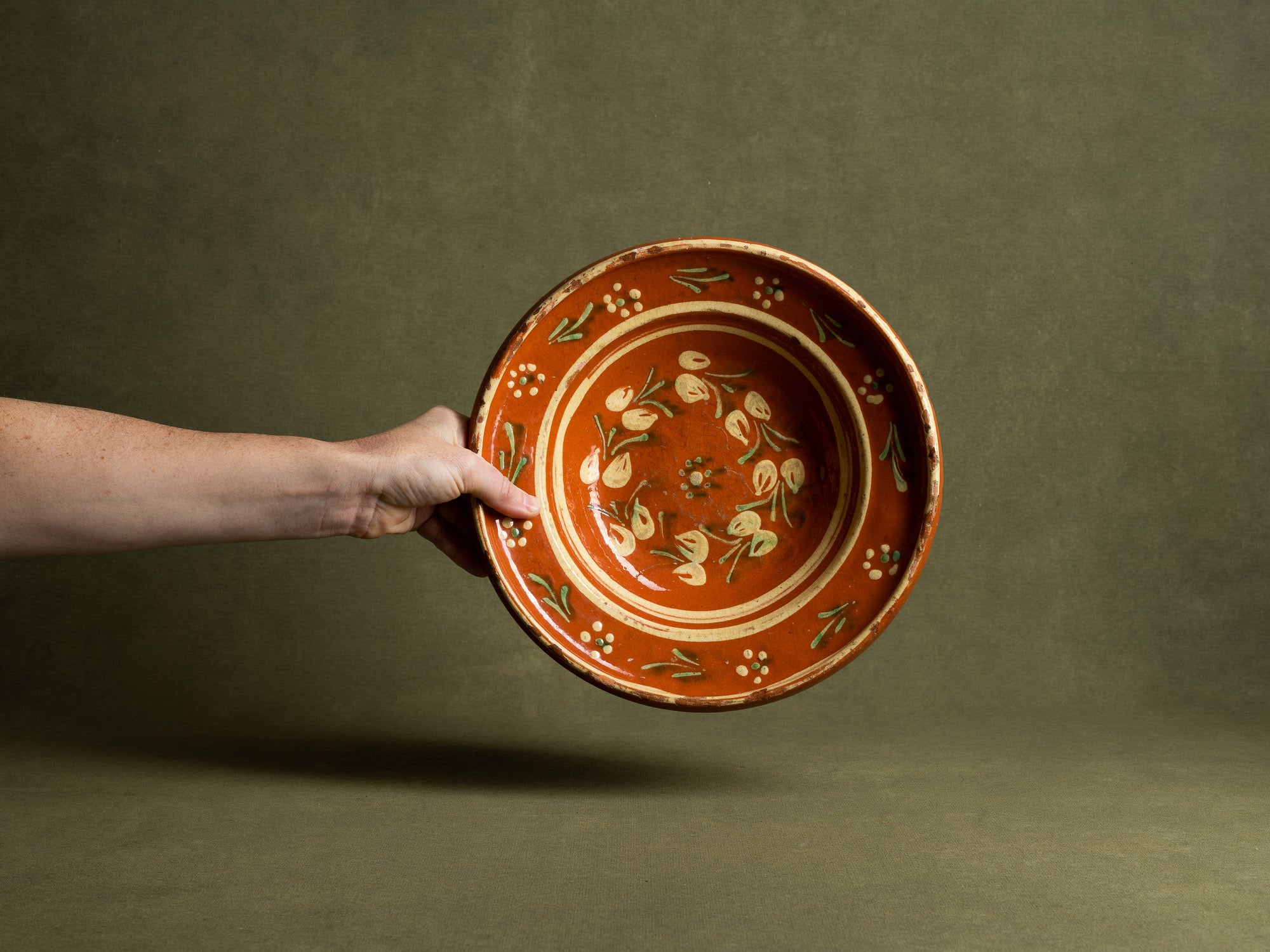 Coupe / plat mural en terre vernissée alsacienne de Soufflenheim, France (Charnière XIXe / XXe siècle)..Large bowl / wall dish in Alsatian slipware from Soufflenheim, France (late 19th / early 20th century)